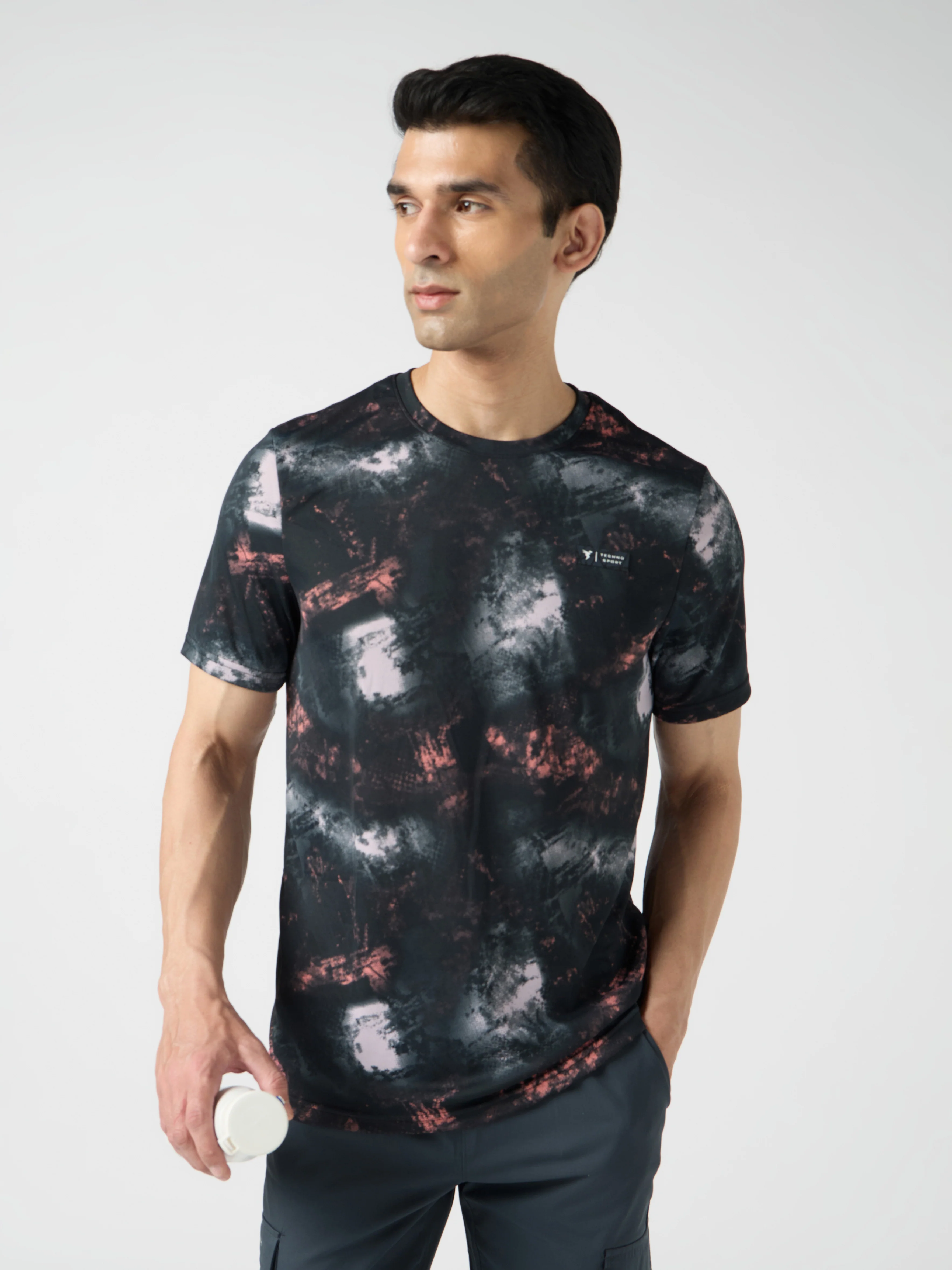 Men Abstract Print Slim Fit Crew Neck T-shirt with TECHNO COOL+