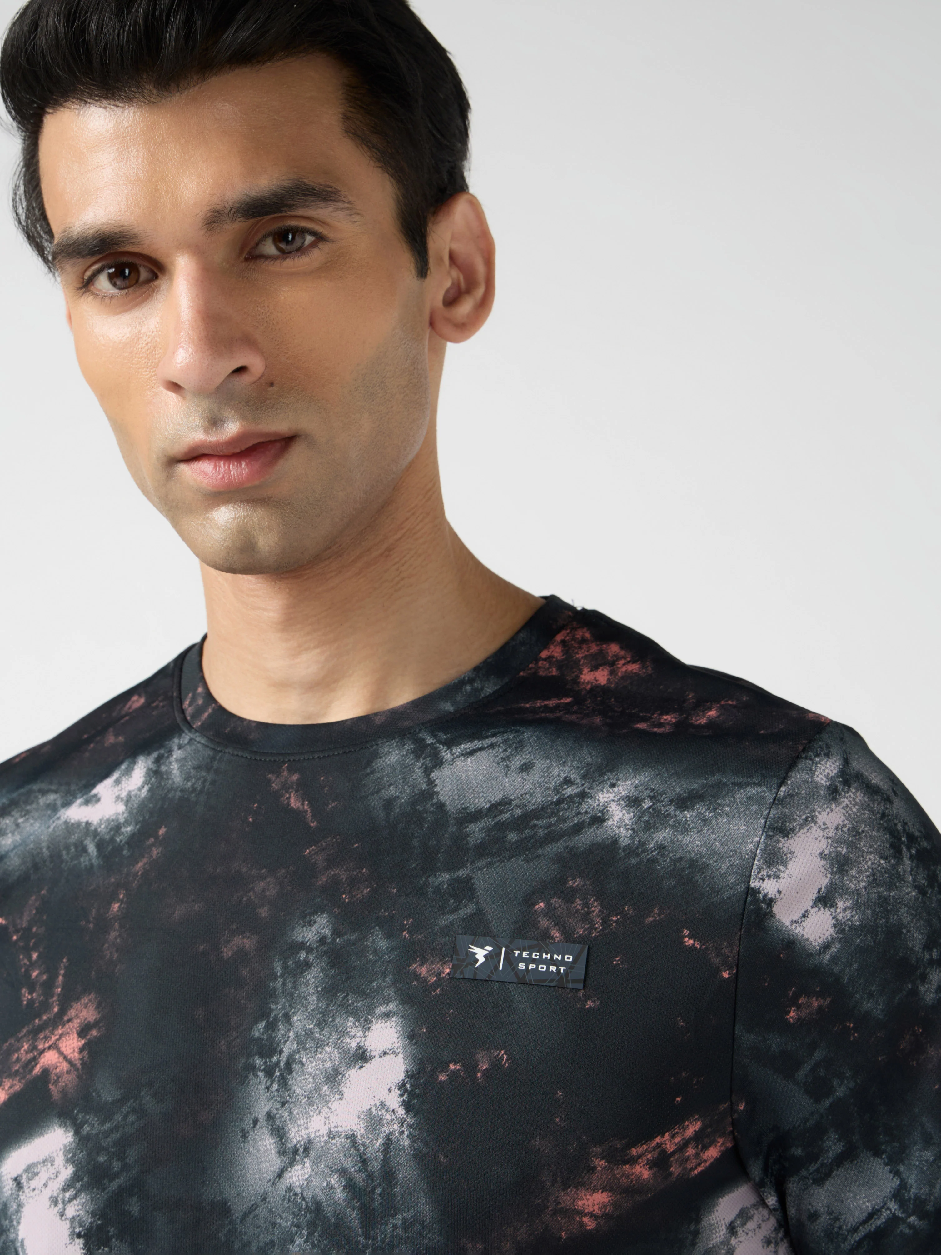 Men Abstract Print Slim Fit Crew Neck T-shirt with TECHNO COOL+ - Image 6