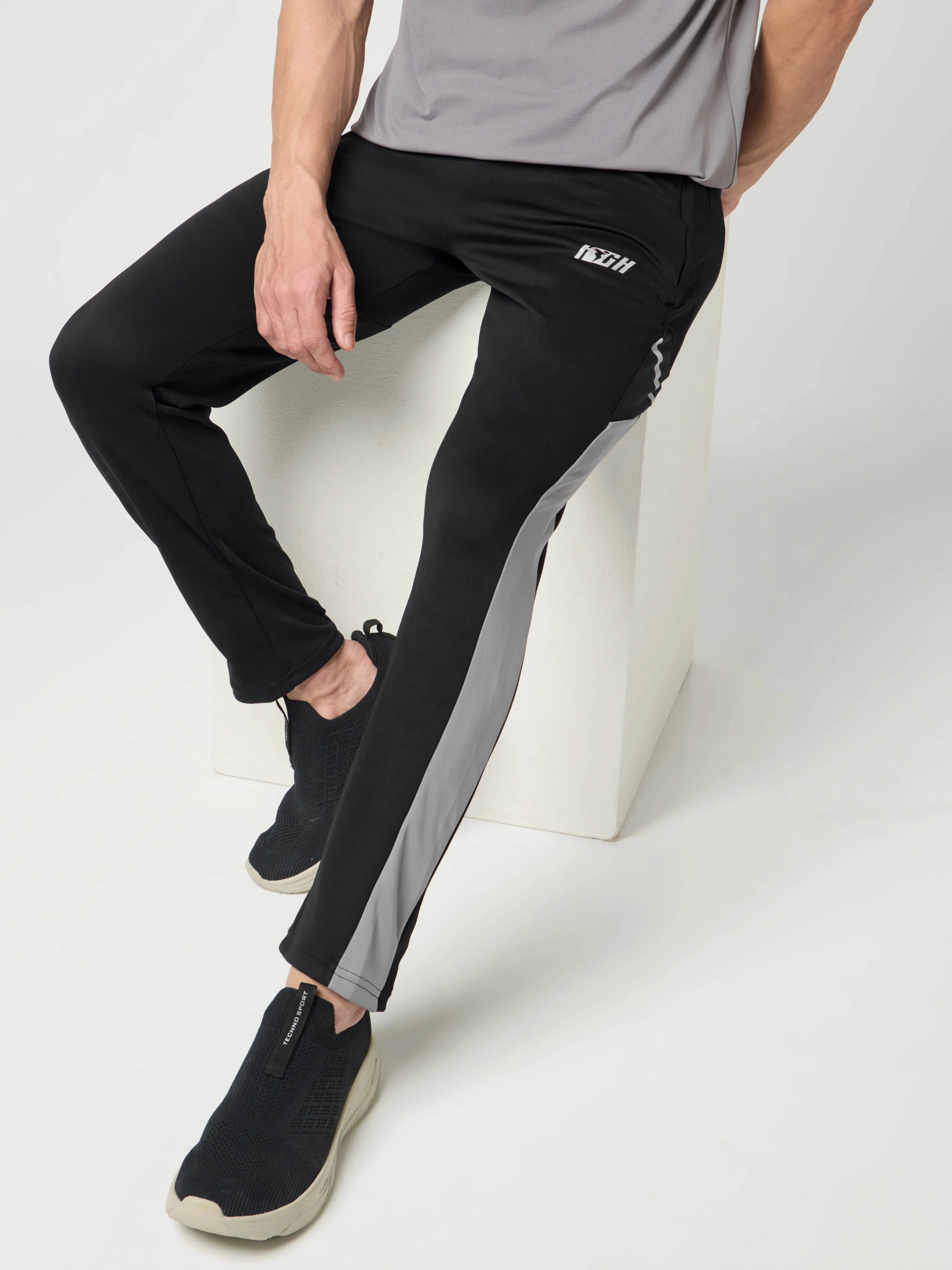 Men Colorblock Relax Fit Trackpants with ELASTO PLUS