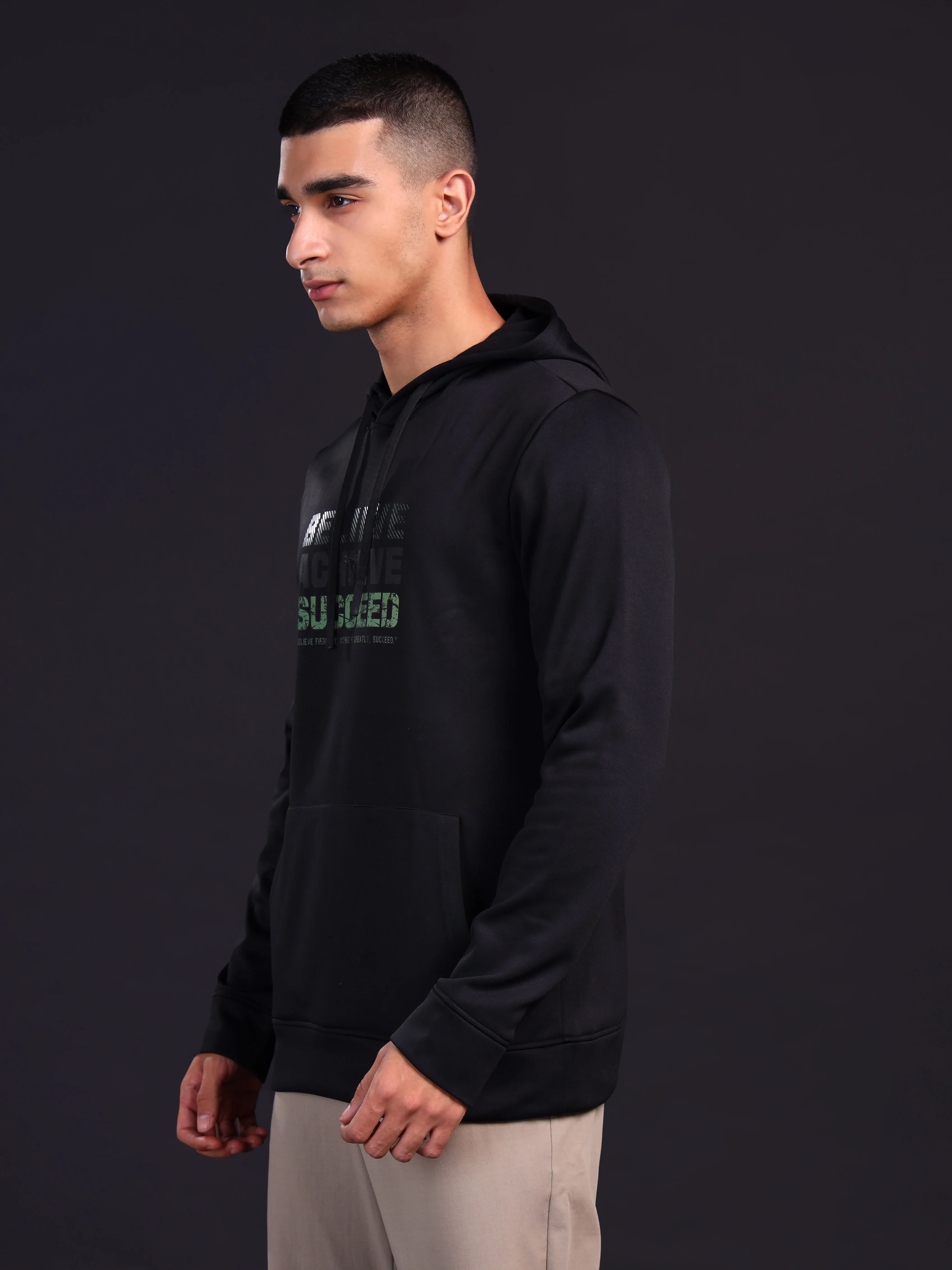 Men Printed Slim Fit Hooded Sweatshirt with TECHNOWARM+ - Image 4