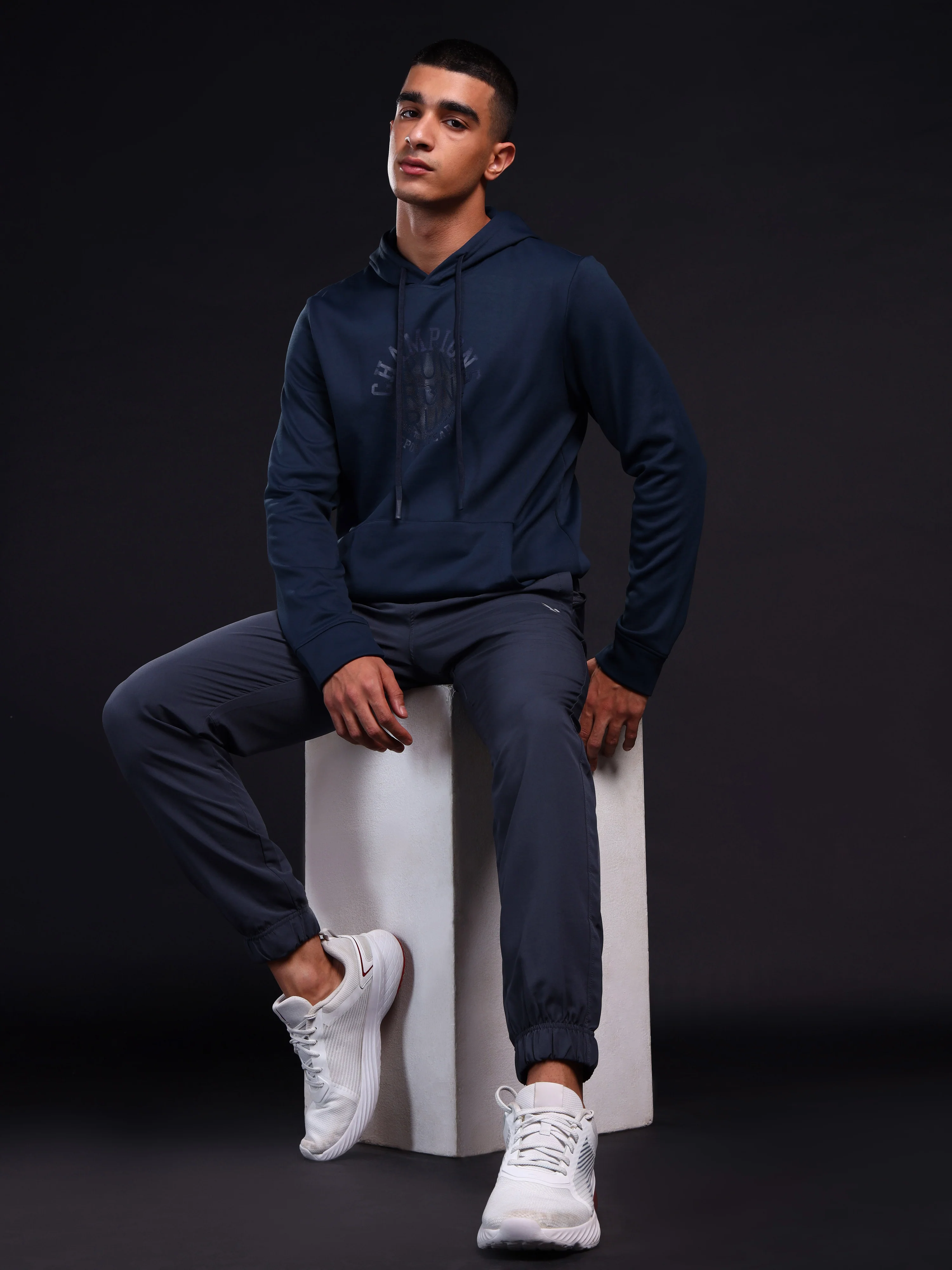 Men Printed Slim Fit Hooded Sweatshirt with TECHNOWARM+ - Image 4