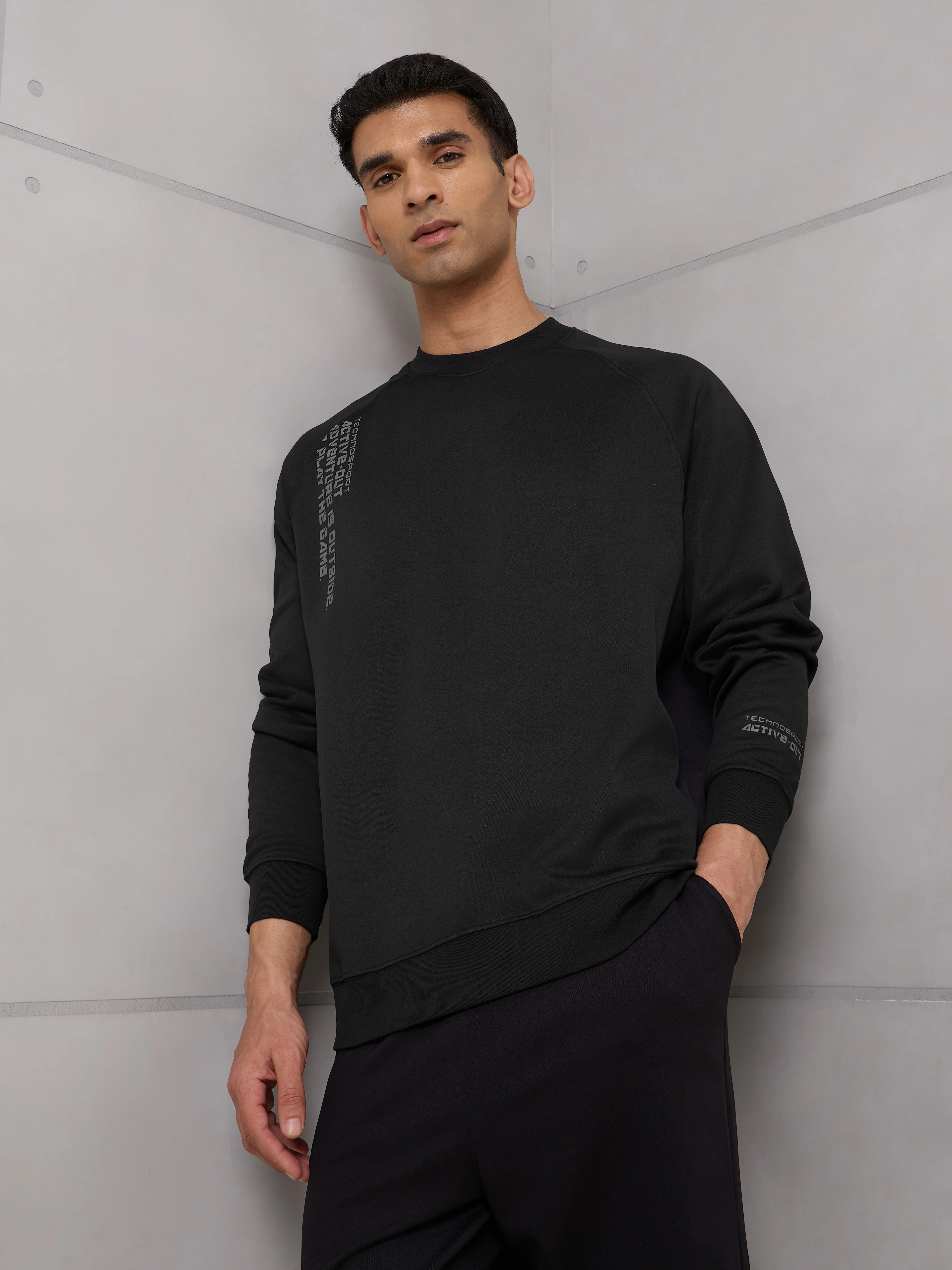 Men Round Neck Slim Fit Printed Active Out Sweatshirt with TECHNOWARM+