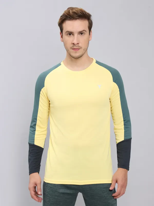 Men Colorblock Slim Fit Crew Neck T-shirt with TECHNO COOL+