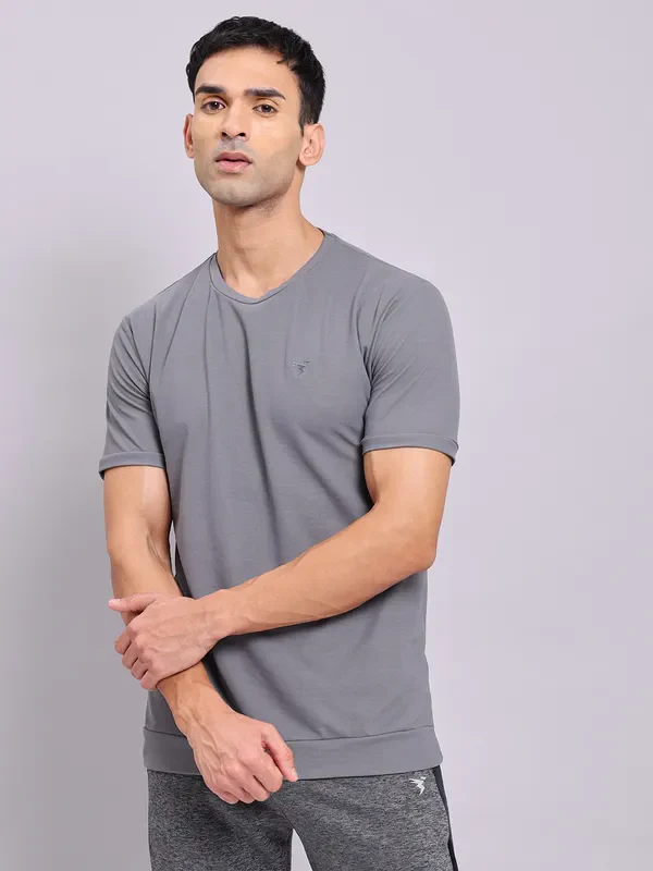 Men Solid Slim Fit Crew Neck T-shirt with MATPIQ