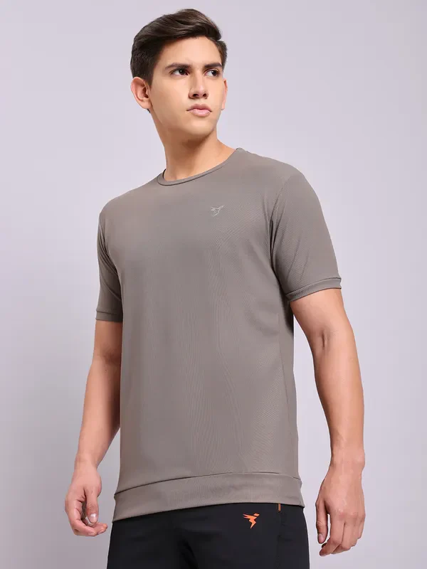 Men Solid Slim Fit Crew Neck T-shirt with MATPIQ