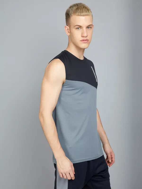 Men Colorblock Slim Fit Crew Neck Innerwear Vest with TECHNO COOL+ - Image 3
