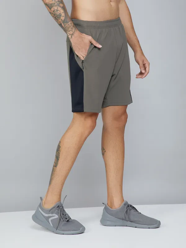 Men Colorblock Slim Fit Shorts with TECHNO DRY - Image 4