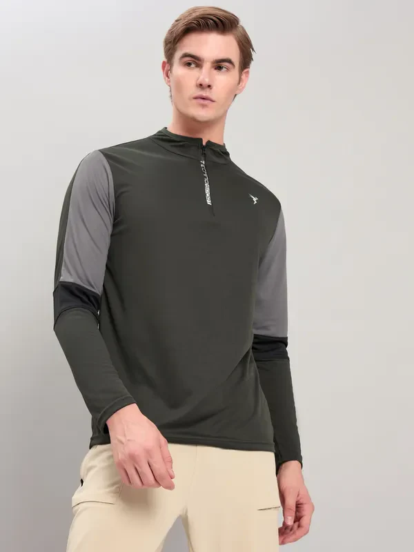 Men Colorblock Slim Fit Mock Neck T-shirt with TECHNO COOL+