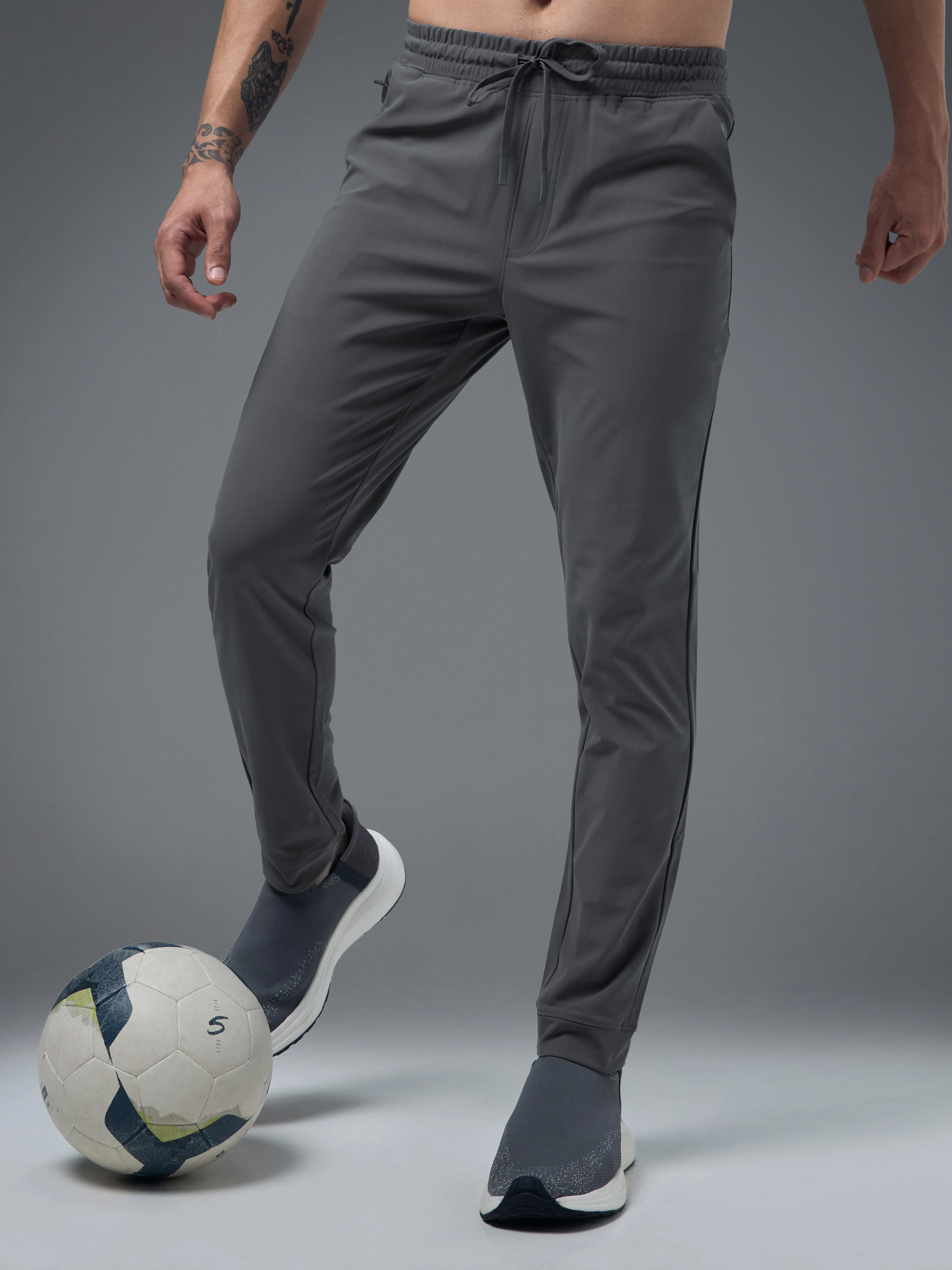 Men Solid Regular Fit Joggers Pants with DURACOOL+