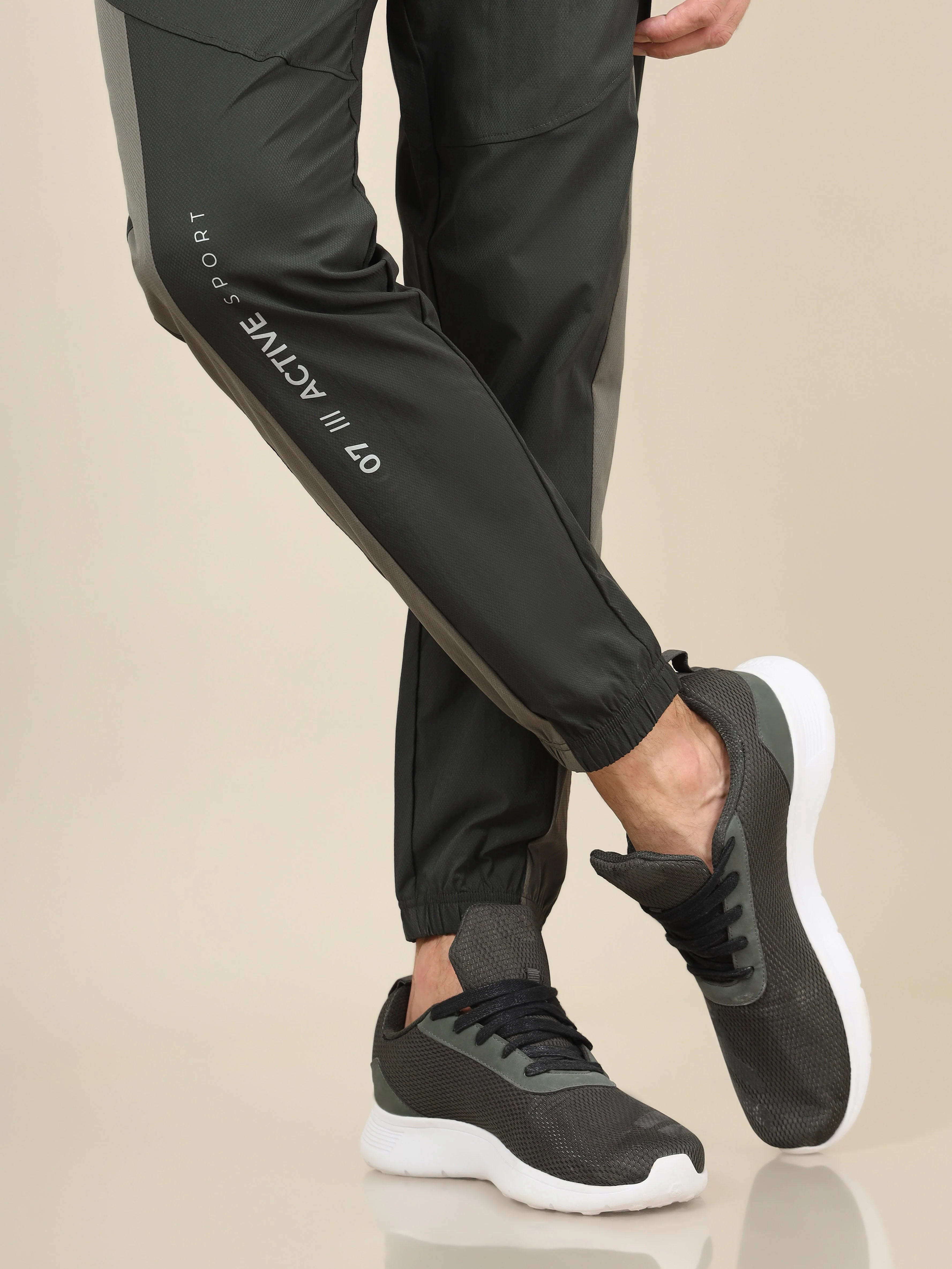 Men Solid Slim Fit Sports Joggers with TECHNOLITE - Image 8