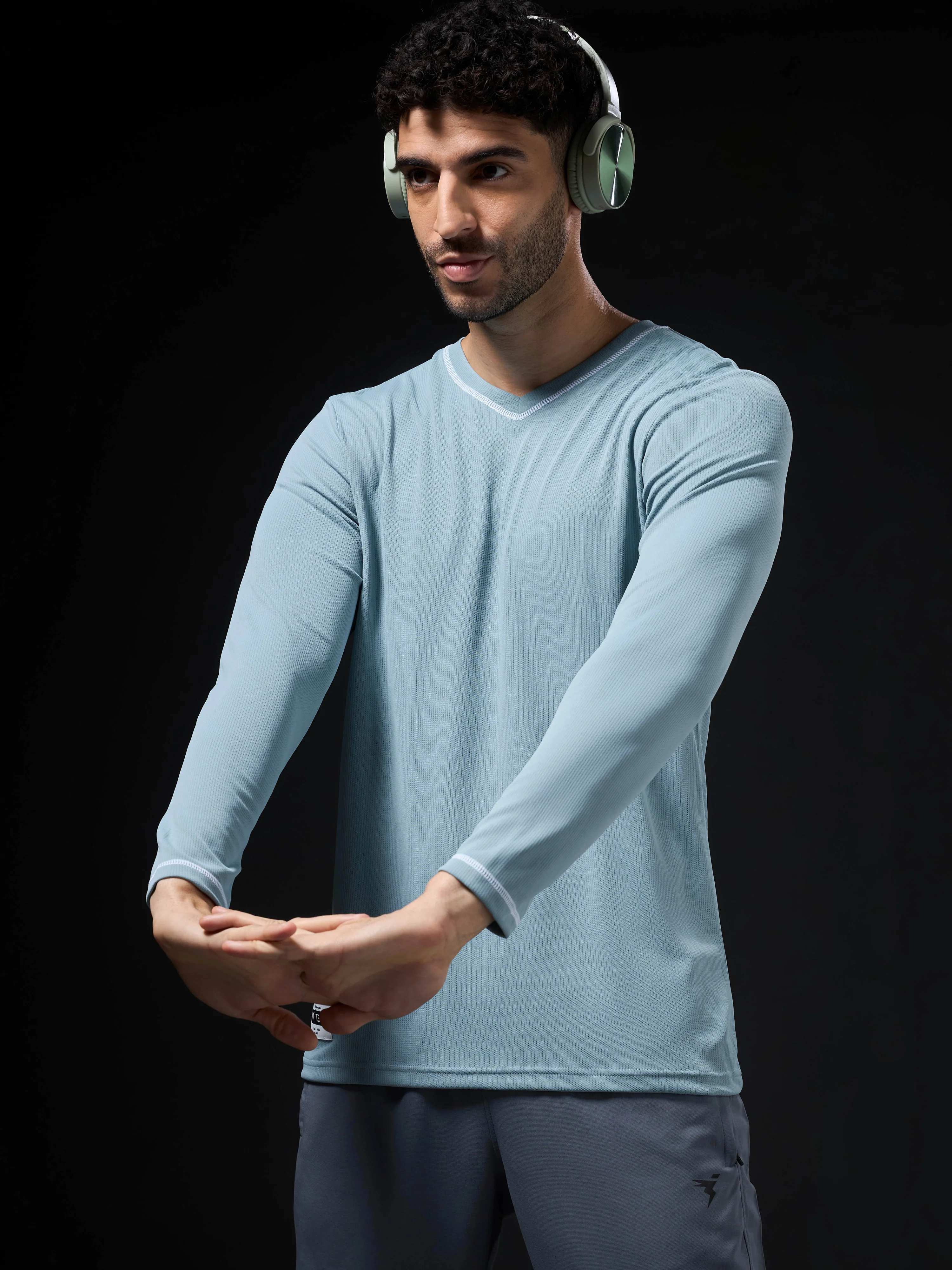 Men Solid Slim Fit V Neck Sports T-shirt with TECHNOCOOL+ - Image 2