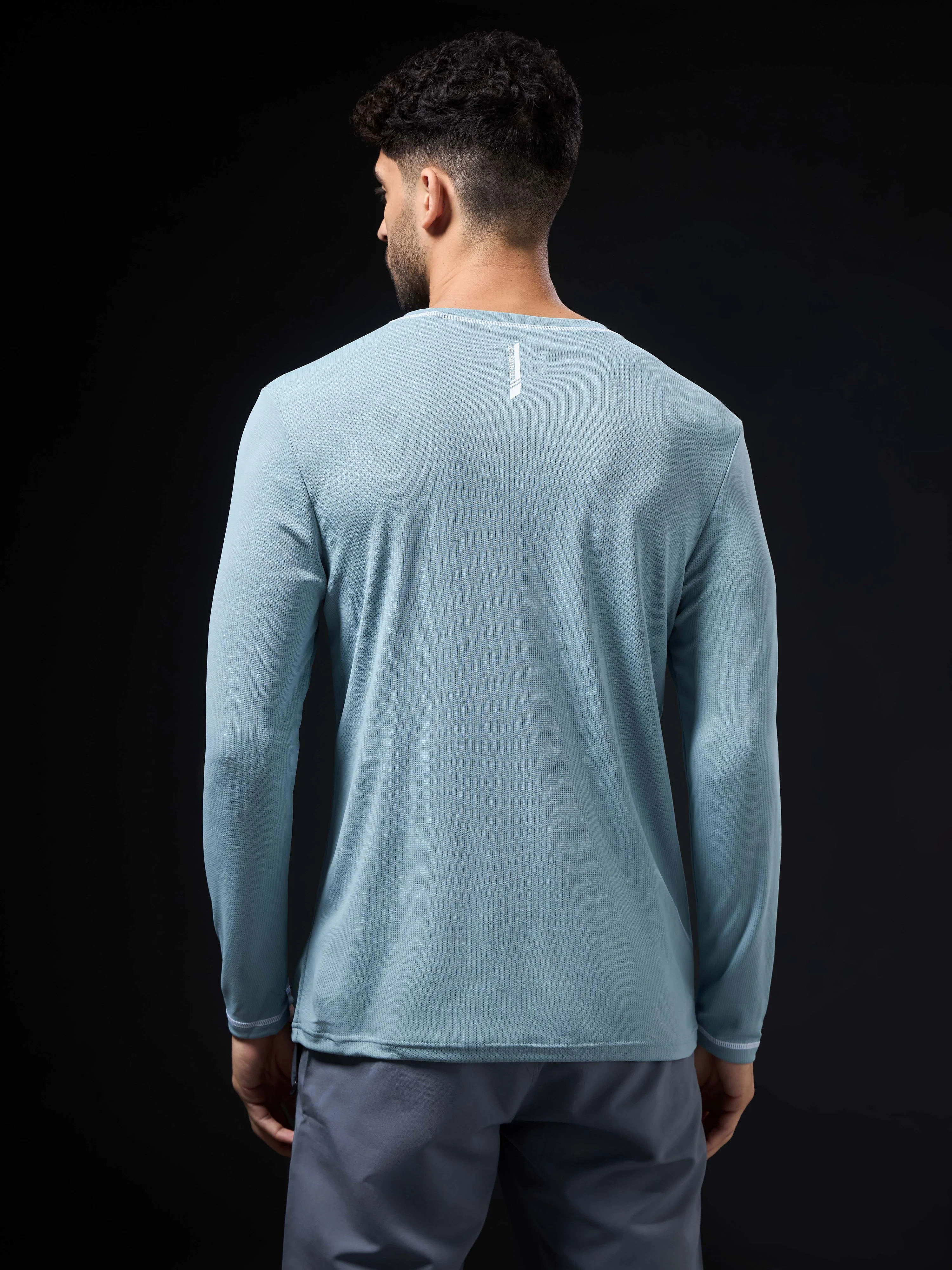 Men Solid Slim Fit V Neck Sports T-shirt with TECHNOCOOL+ - Image 3