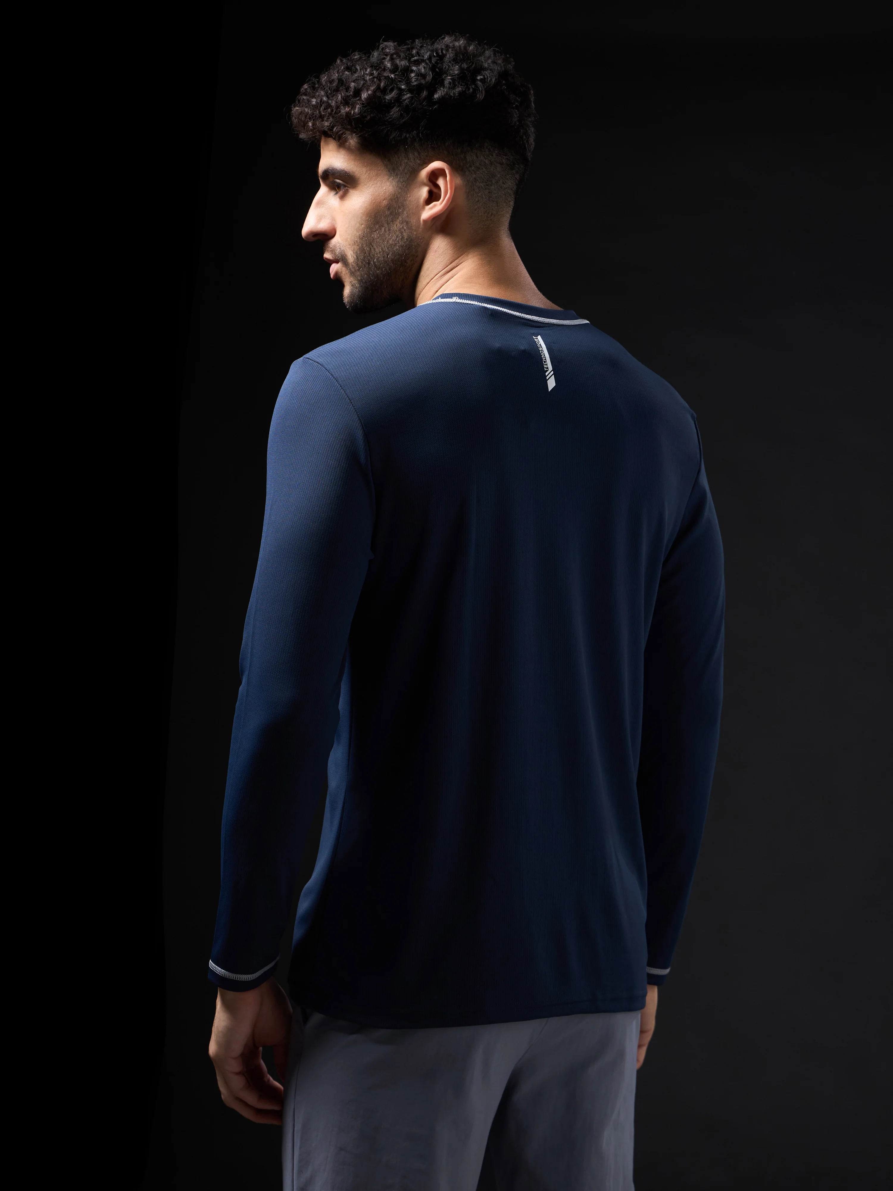 Men Solid Slim Fit V Neck Sports T-shirt with TECHNOCOOL+ - Image 3