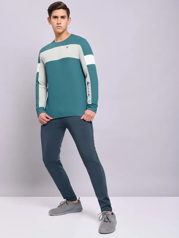 Men Colorblock Slim Fit Crew Neck T-shirt with TECHNOLITE - Image 4