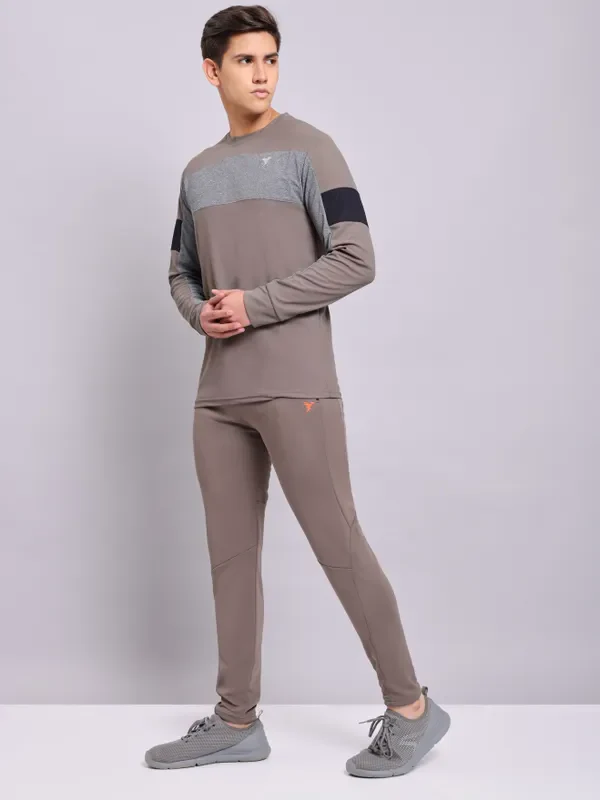 Men Colorblock Slim Fit Crew Neck T-shirt with TECHNOLITE - Image 4