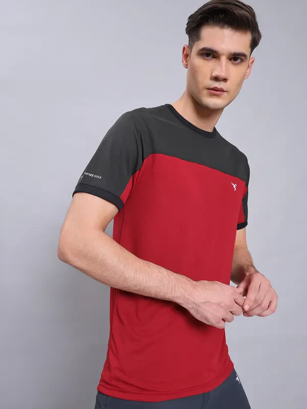 Men Colorblock Slim Fit Crew Neck T-shirt with TECHNO COOL+
