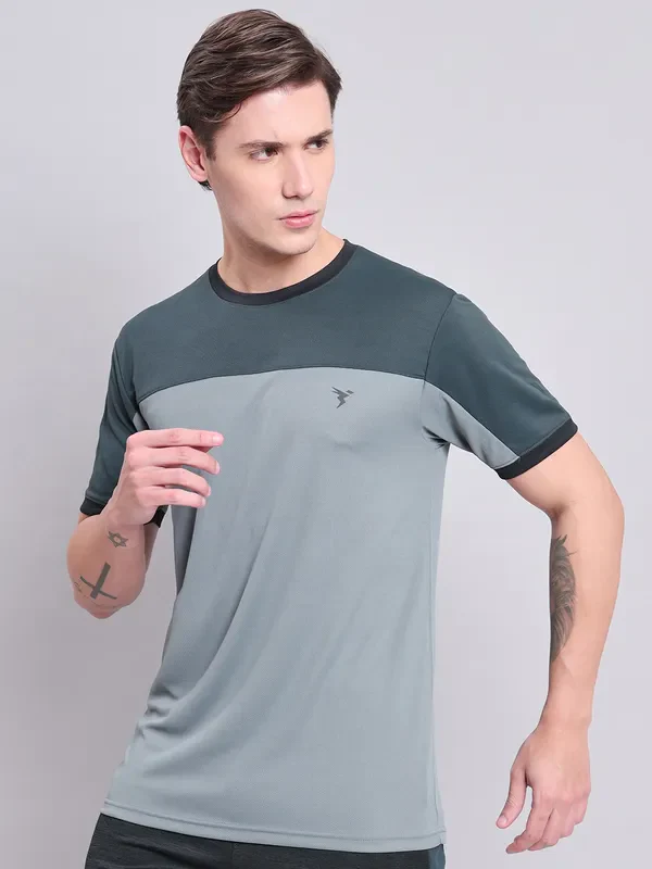 Men Colorblock Slim Fit Crew Neck T-shirt with TECHNO COOL+