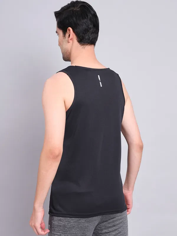 Men Colorblock Slim Fit Scoop Neck Innerwear Vest with TECHNO COOL+ - Image 3