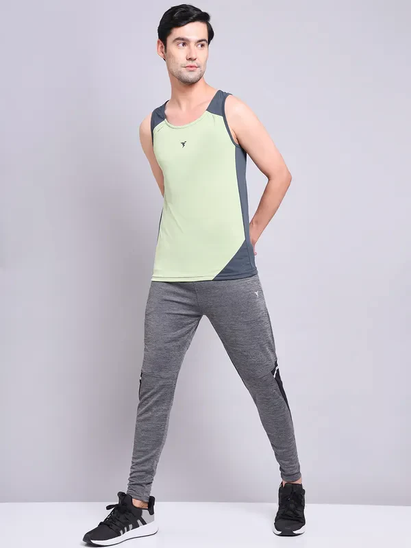 Men Colorblock Slim Fit Scoop Neck Innerwear Vest with TECHNO COOL+ - Image 4