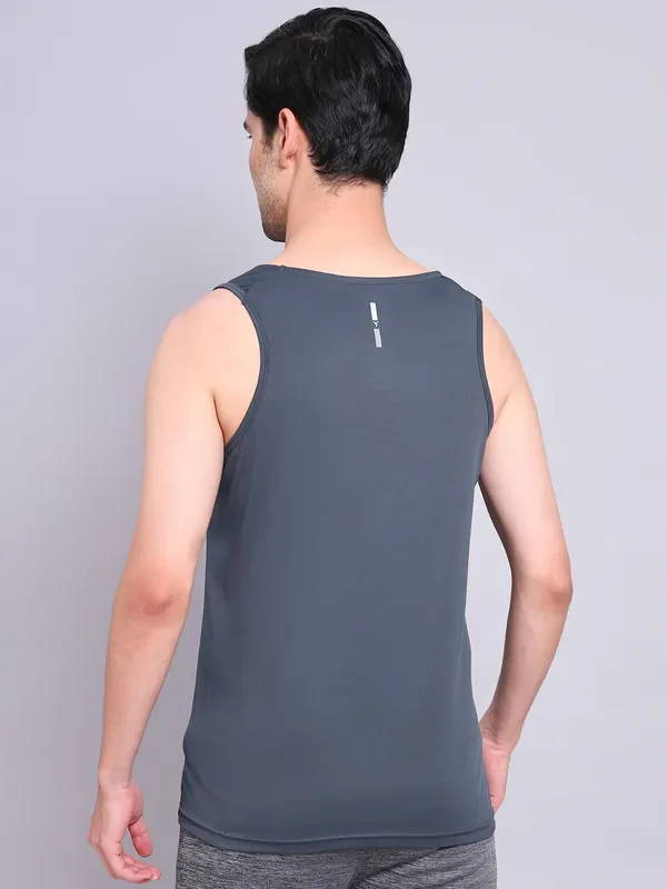 Men Colorblock Slim Fit Scoop Neck Innerwear Vest with TECHNO COOL+ - Image 2