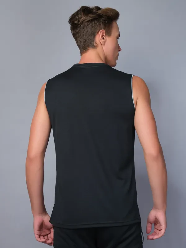 Men Colorblock Slim Fit Crew Neck Innerwear Vest with TECHNO COOL - Image 2