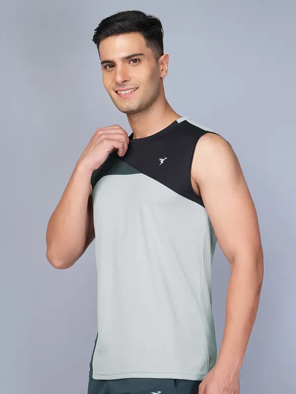 Men Colorblock Slim Fit Crew Neck Innerwear Vest with TECHNO COOL - Image 3