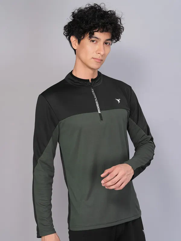 Men Colorblock Slim Fit Mock Neck T-shirt with TECHNO COOL