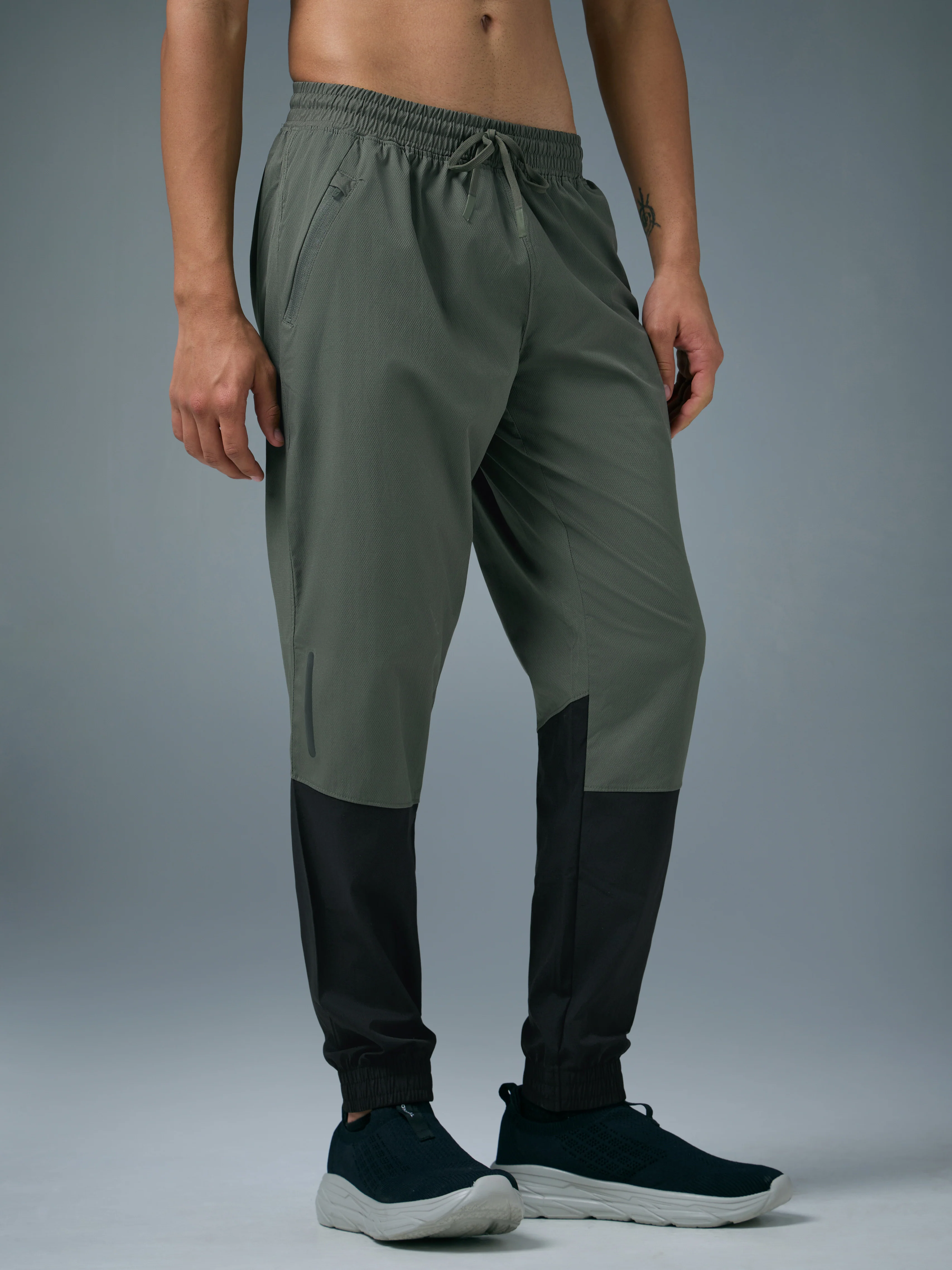 Men Colorblock Slim Fit Joggers with TECHNOLITE STRETCH - Image 4