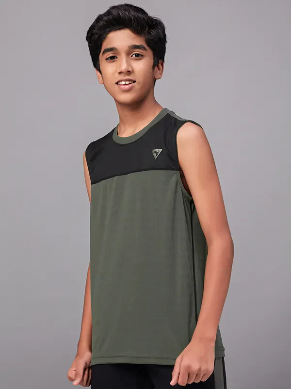Boys Colorblock Slim Fit Crew Neck T-shirt with TECHNO GUARD - Image 3