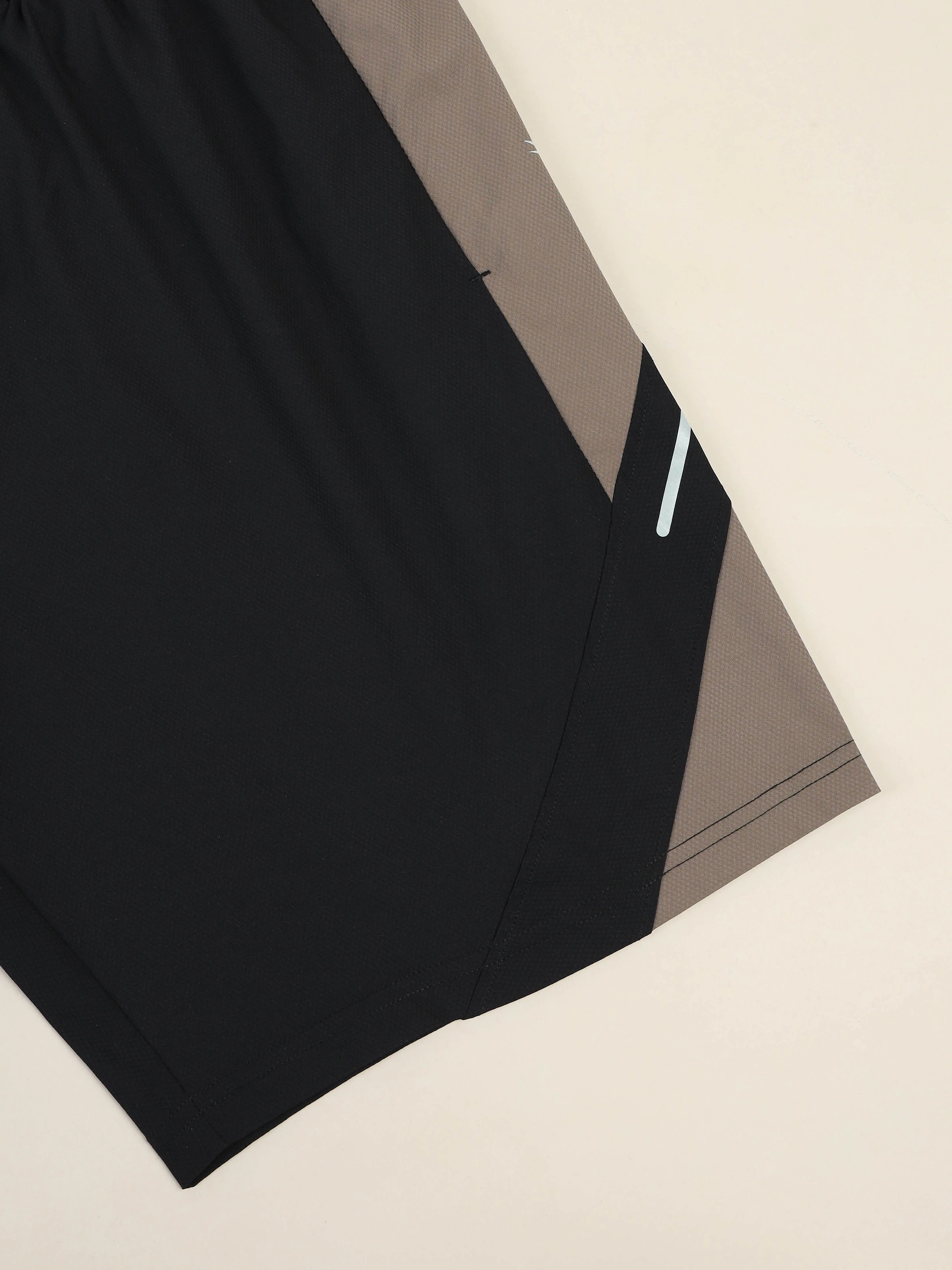 Men Colorblock Slim Fit Shorts with Lytra - Image 8