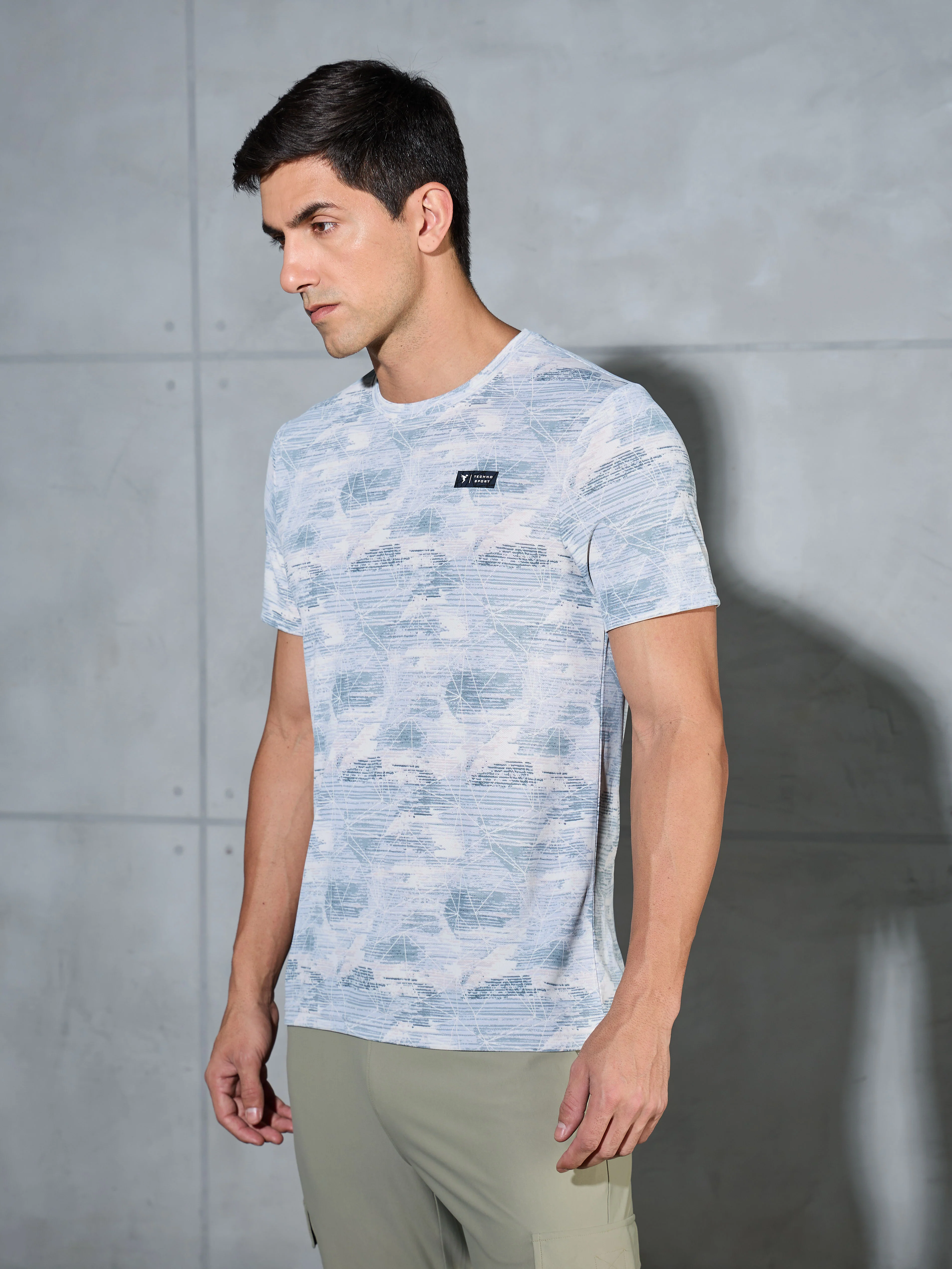 Men Abstract Print Slim Fit Crew Neck T-shirt with TECHNO COOL+ - Image 4
