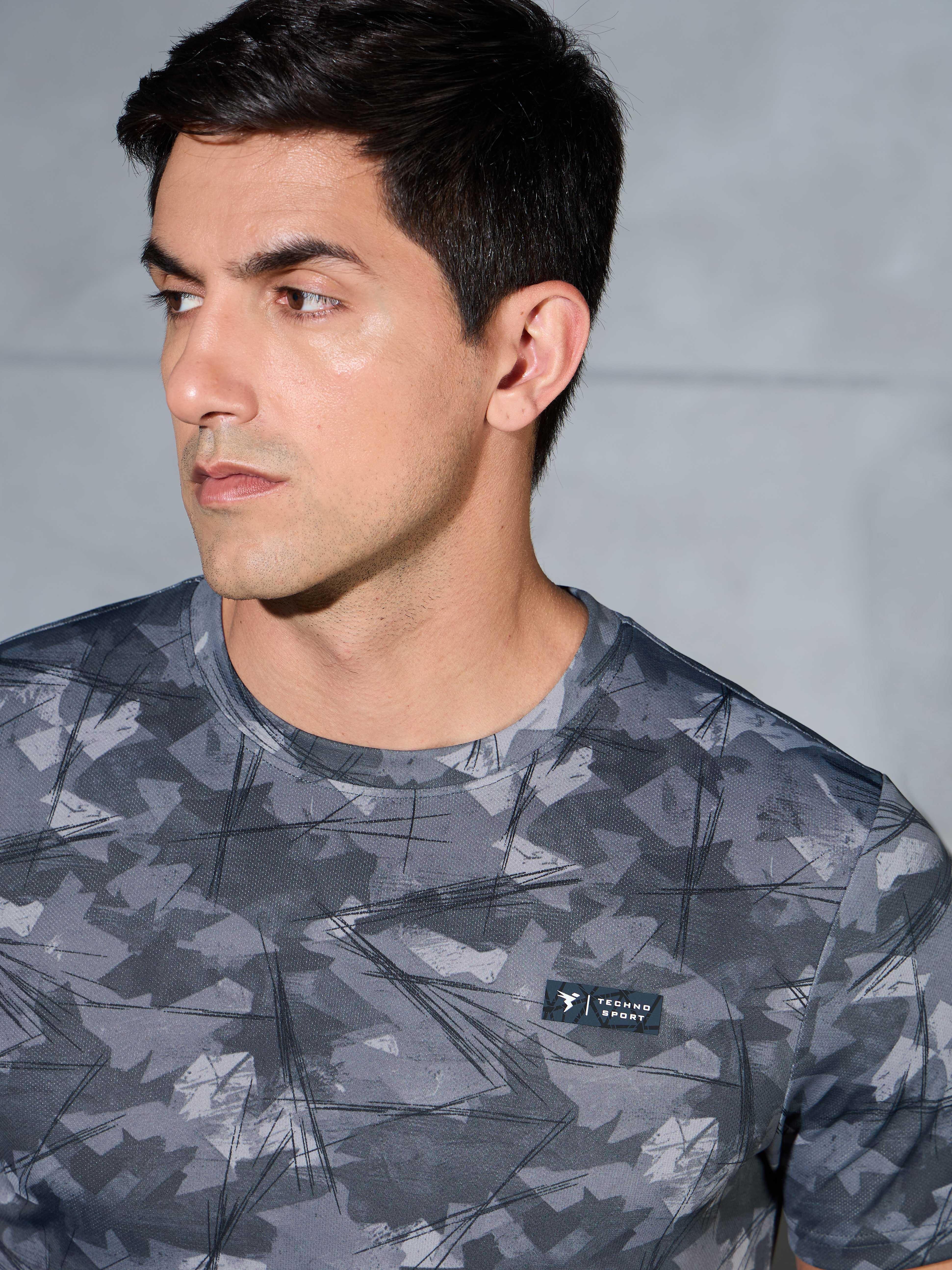Men Abstract Print Slim Fit Crew Neck T-shirt with TECHNO COOL+ - Image 6