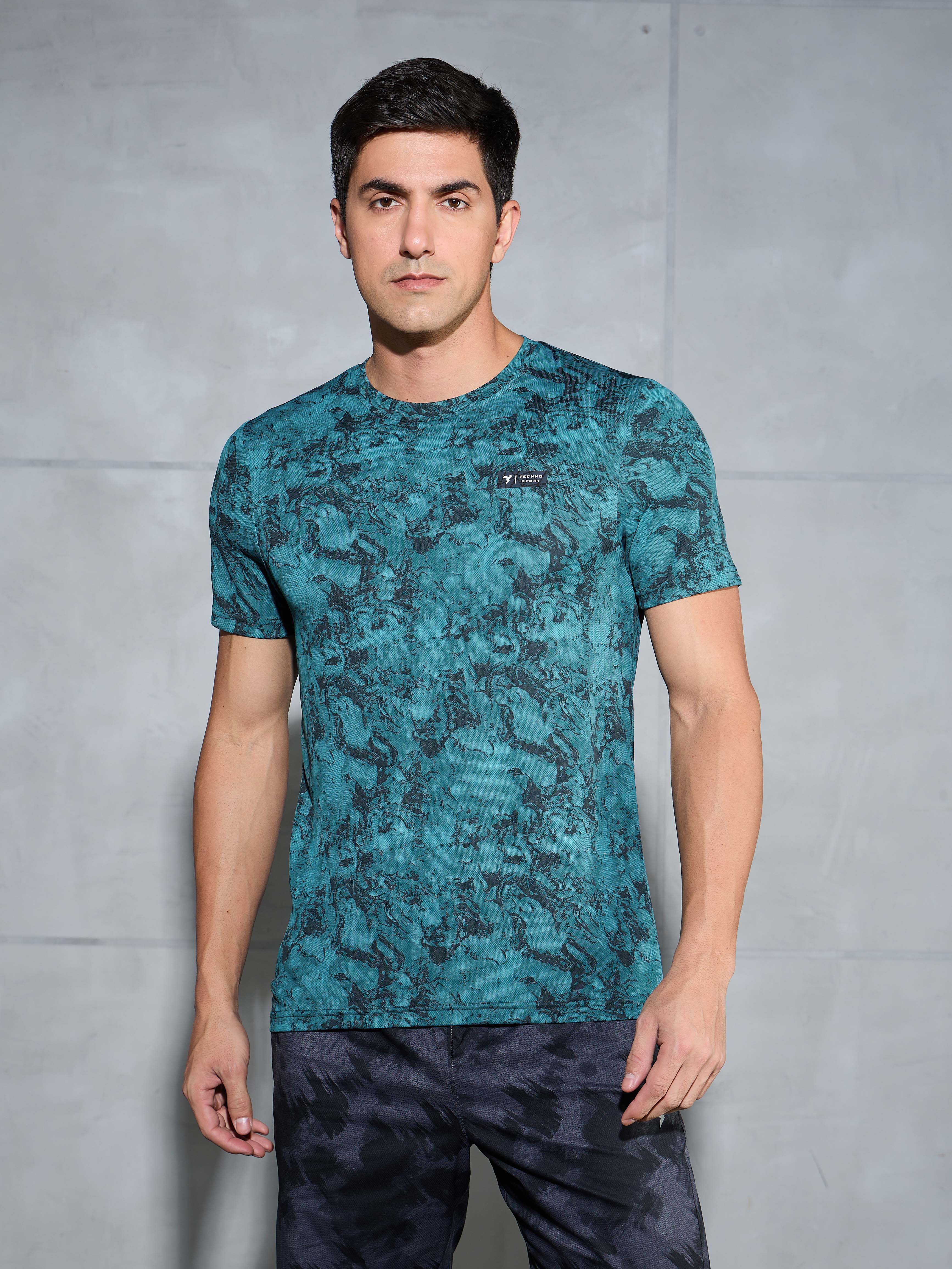 Men Abstract Print Slim Fit Crew Neck T-shirt with TECHNO COOL+ - Image 2
