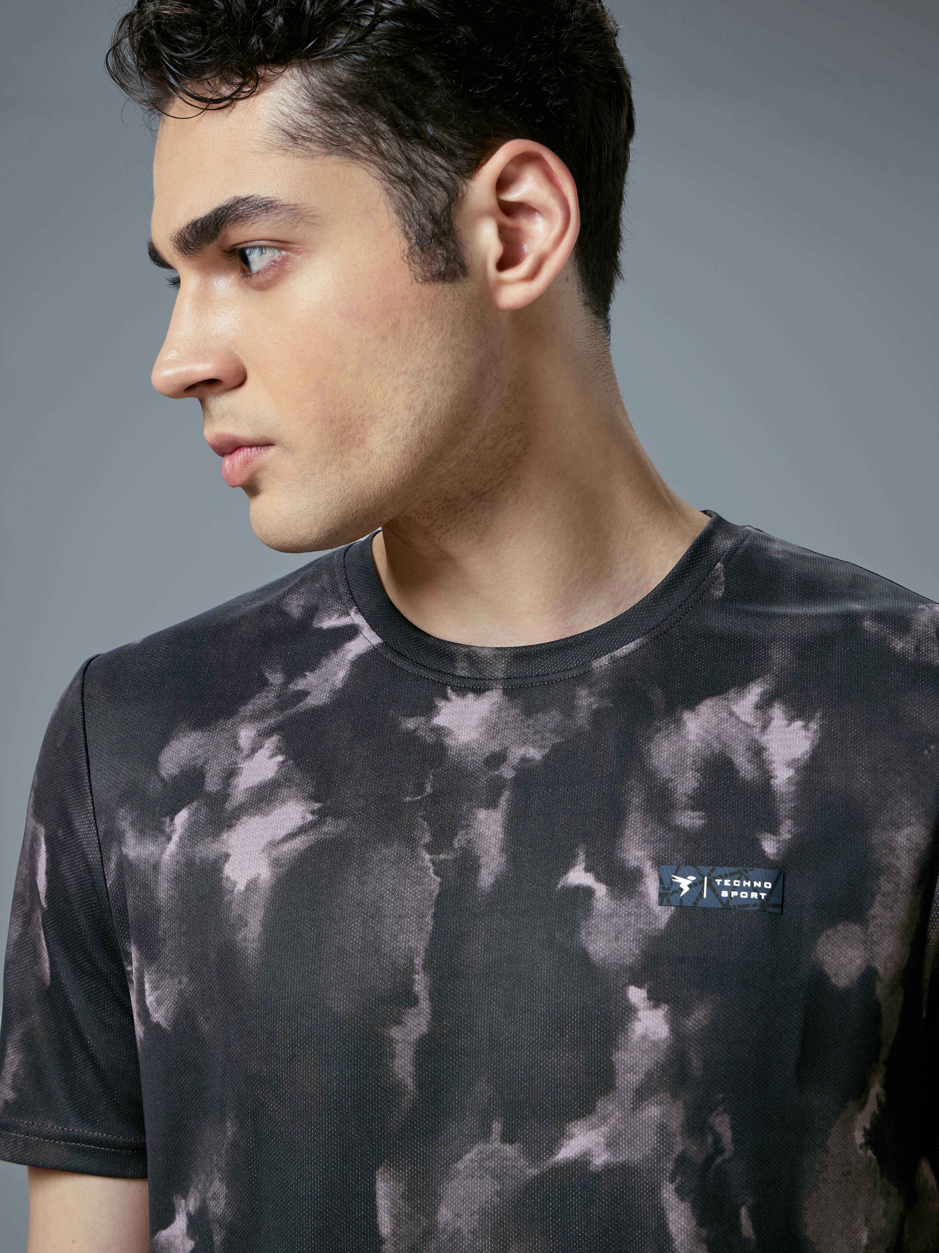 Men Abstract Print Slim Fit Crew Neck T-shirt with TECHNO COOL+ - Image 6