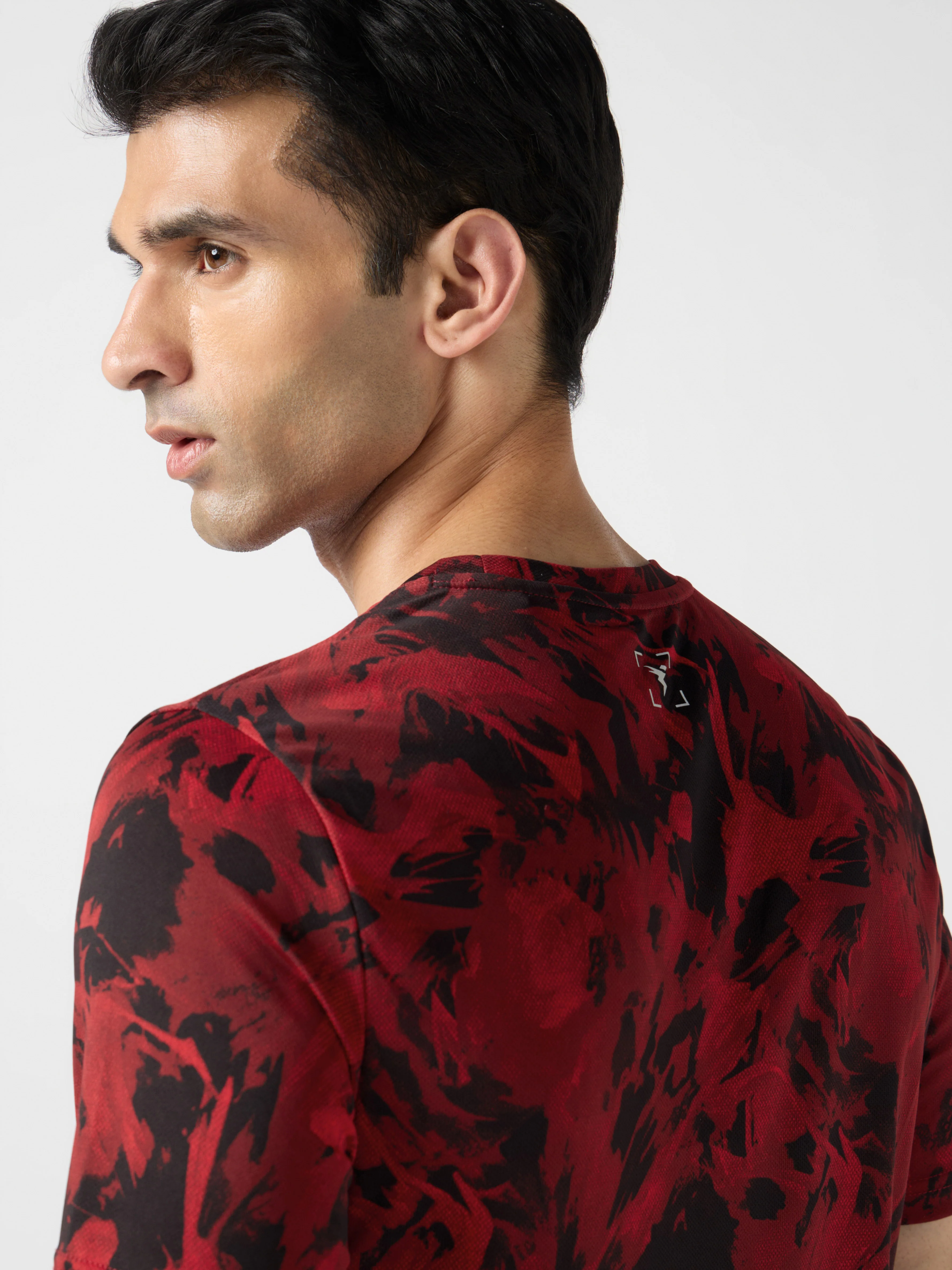 Men Abstract Print Slim Fit Crew Neck T-shirt with TECHNO COOL+ - Image 7