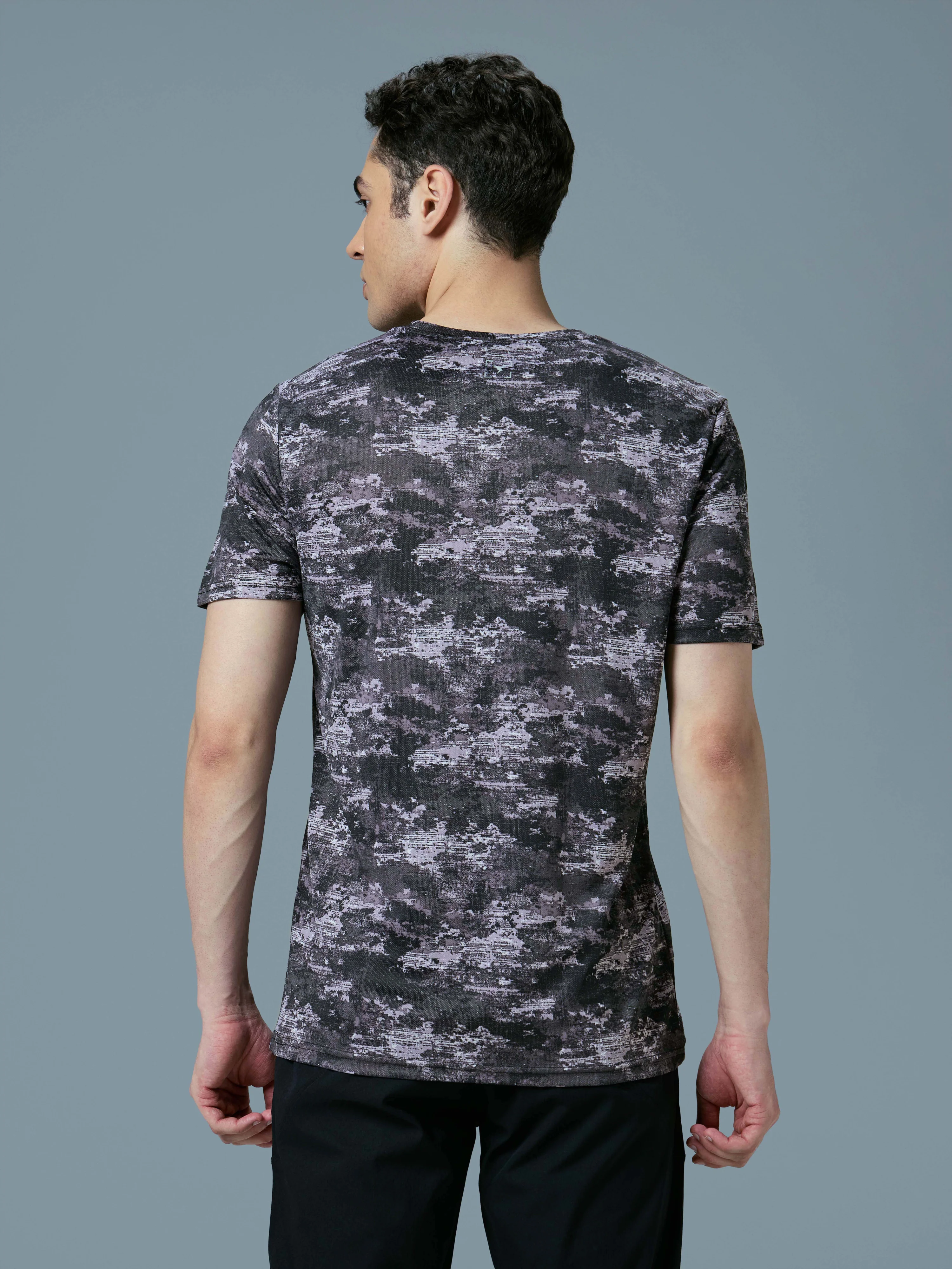 Men Abstract Print Slim Fit Crew Neck T-shirt with TECHNO COOL+ - Image 3