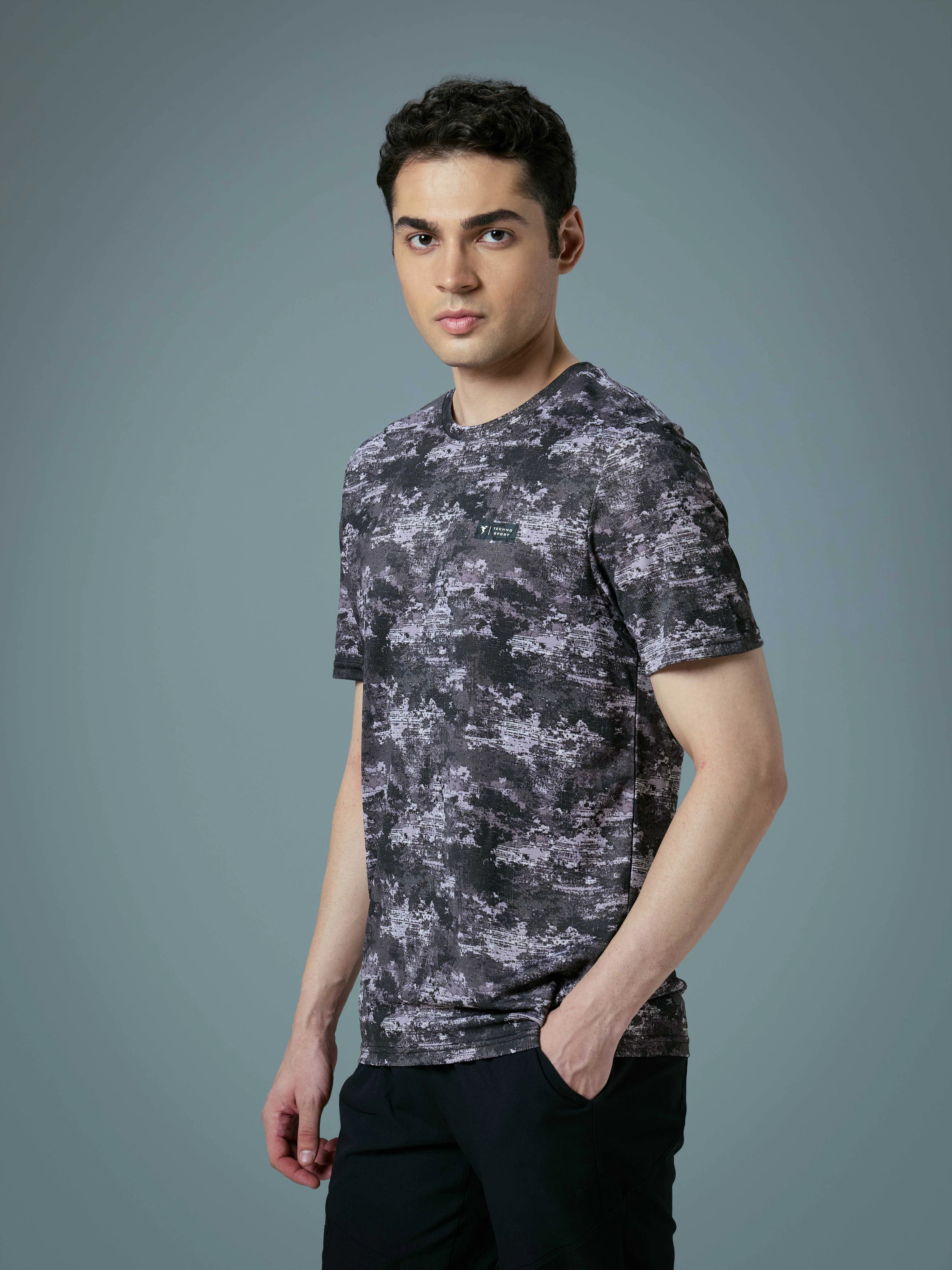 Men Abstract Print Slim Fit Crew Neck T-shirt with TECHNO COOL+ - Image 4