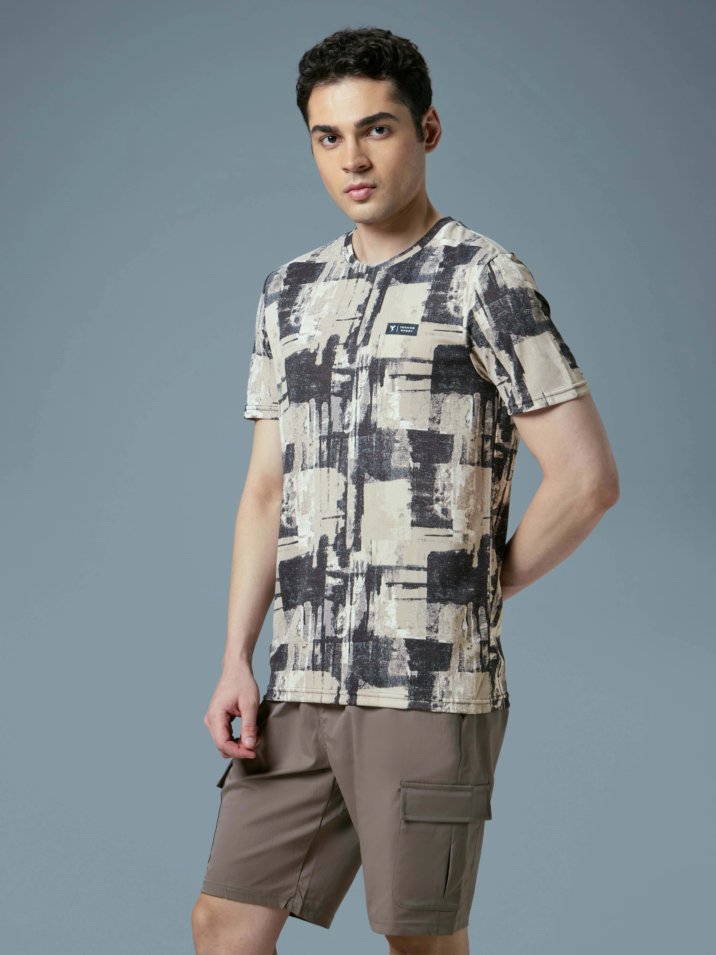 Men Abstract Print Slim Fit Crew Neck T-shirt with TECHNO COOL+ - Image 4