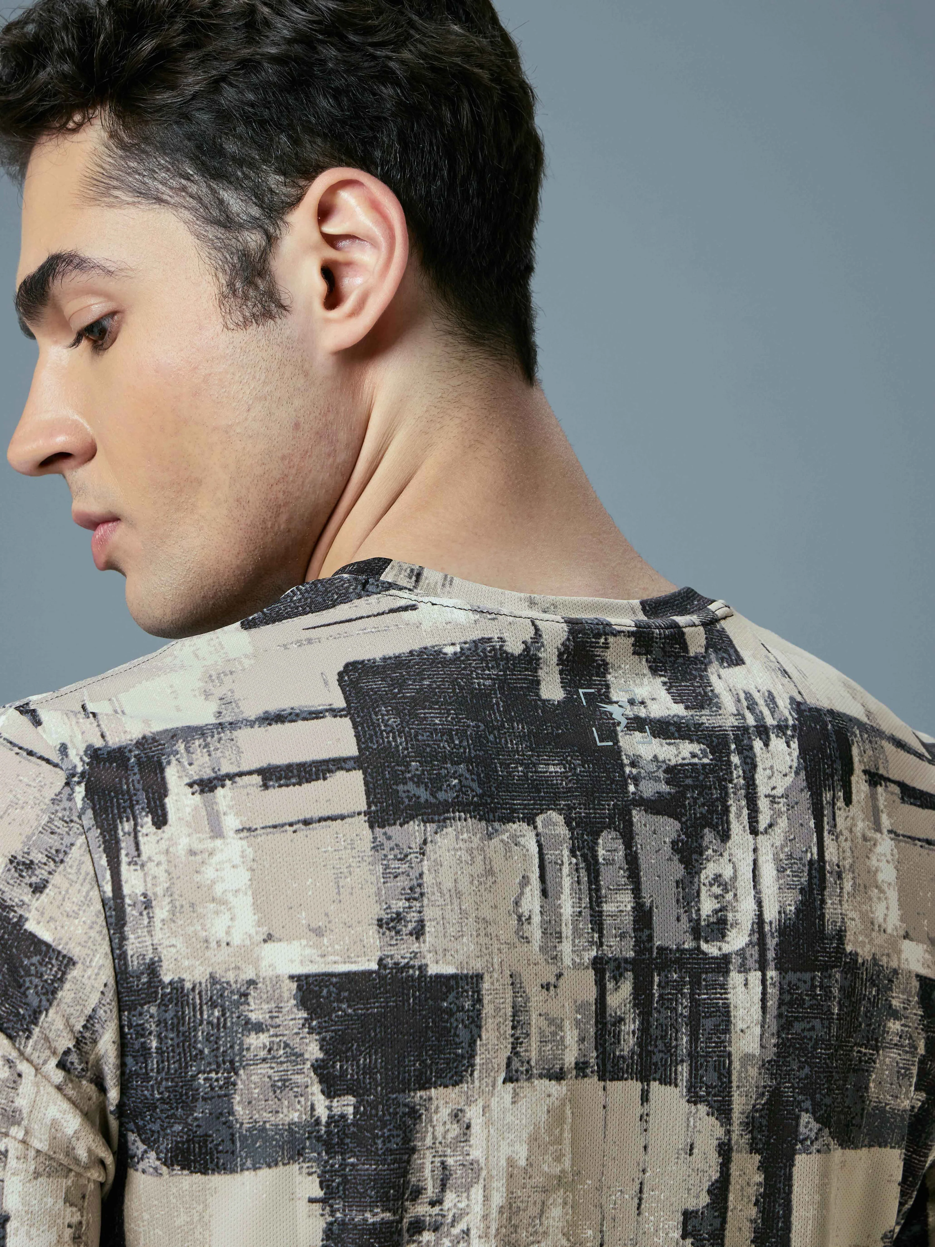 Men Abstract Print Slim Fit Crew Neck T-shirt with TECHNO COOL+ - Image 7