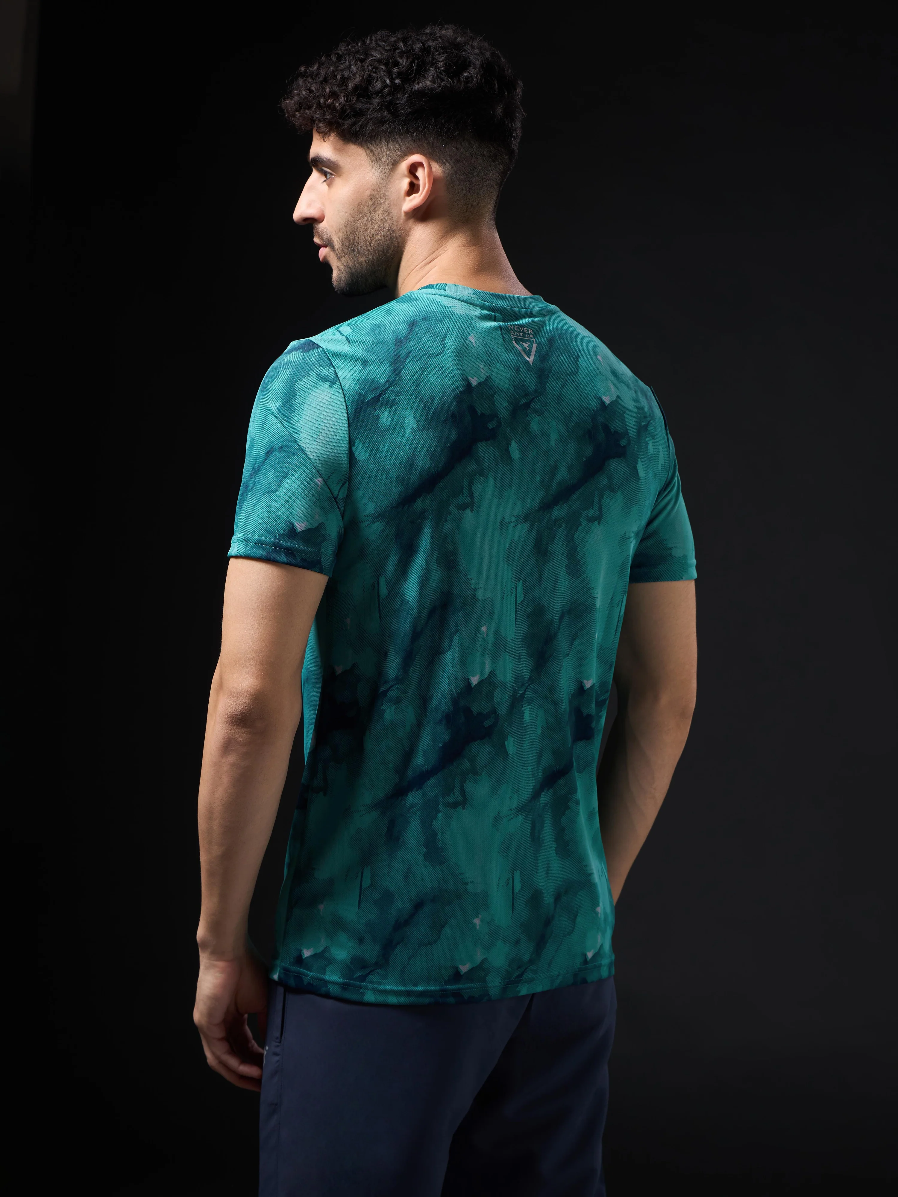 Men Abstract Print Slim Fit Crew Neck T-shirt with TECHNO COOL+ - Image 3
