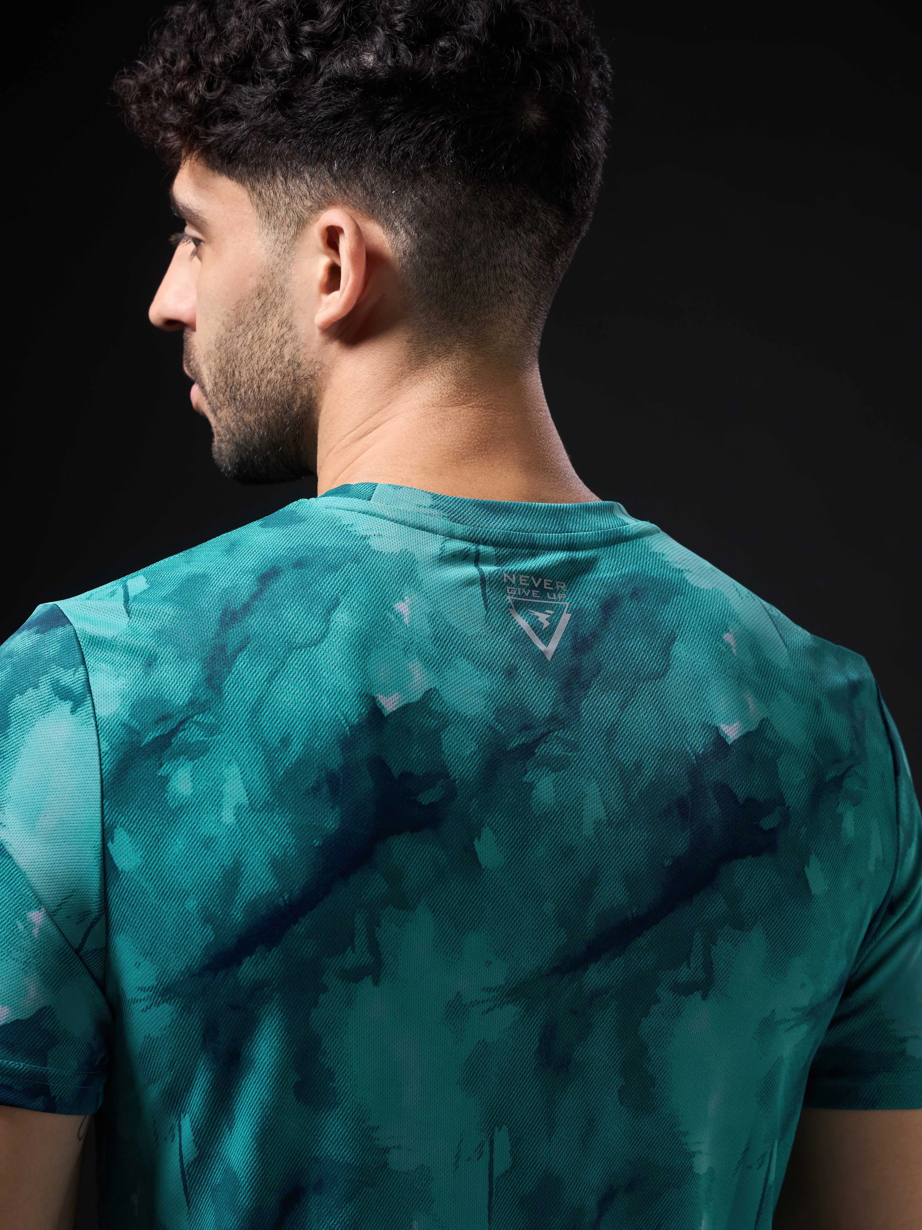 Men Abstract Print Slim Fit Crew Neck T-shirt with TECHNO COOL+ - Image 7