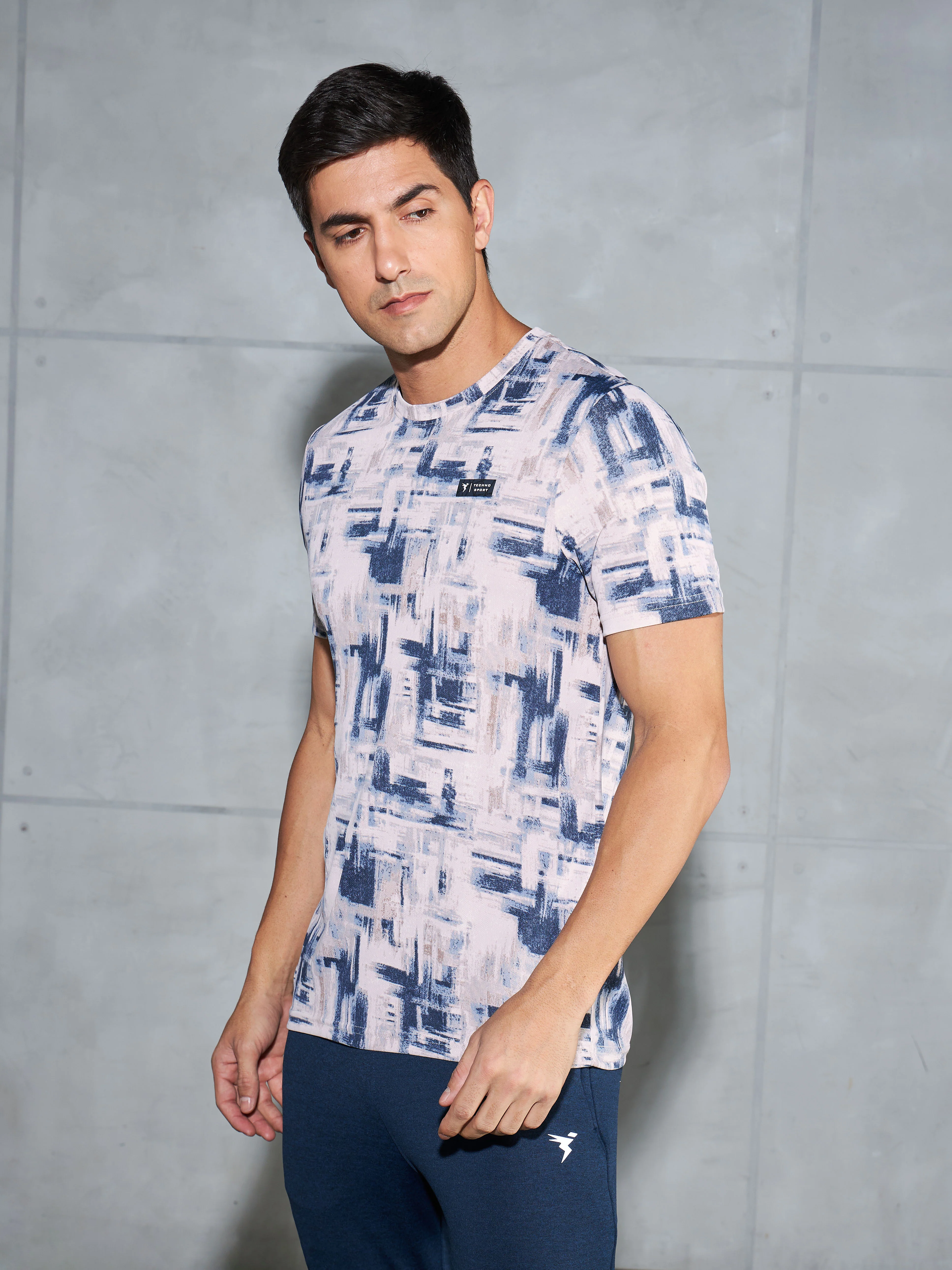 Men Abstract Print Slim Fit Crew Neck T-shirt with TECHNO COOL+ - Image 4