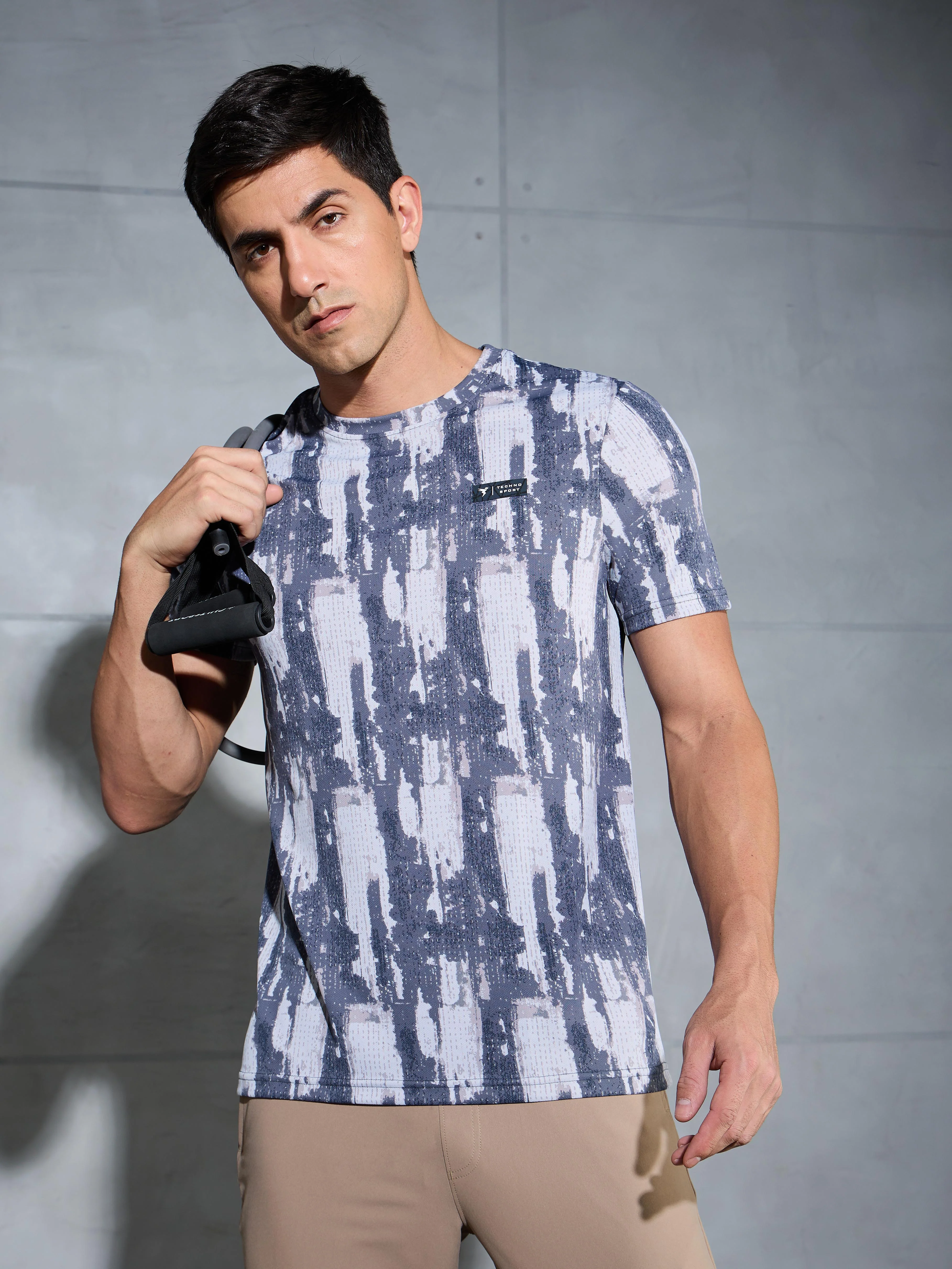 Men Abstract Print Slim Fit Crew Neck T-shirt with TECHNO COOL+