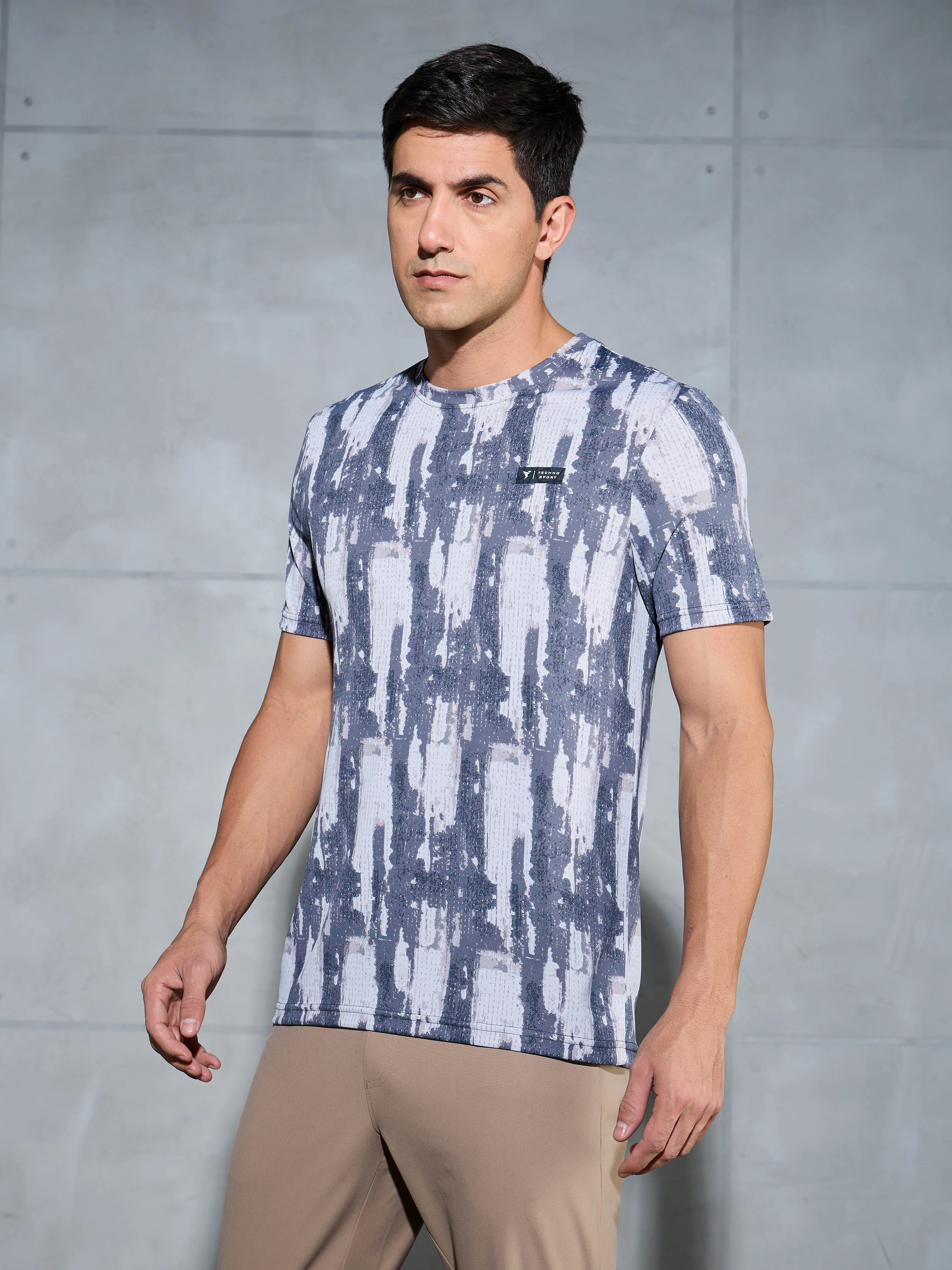 Men Abstract Print Slim Fit Crew Neck T-shirt with TECHNO COOL+ - Image 4
