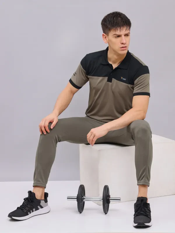Men Colorblock Slim Fit Polo T-shirt with TECHNO DRY - Image 2