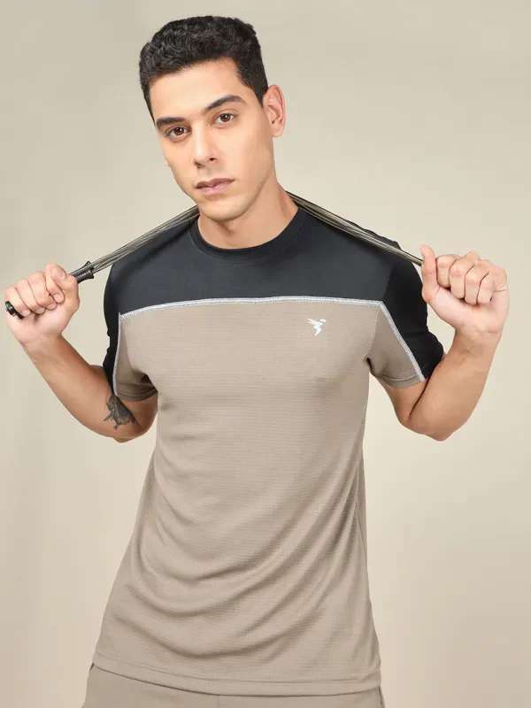 Men Colorblock Slim Fit Crew Neck T-shirt with TECHNO COOL+