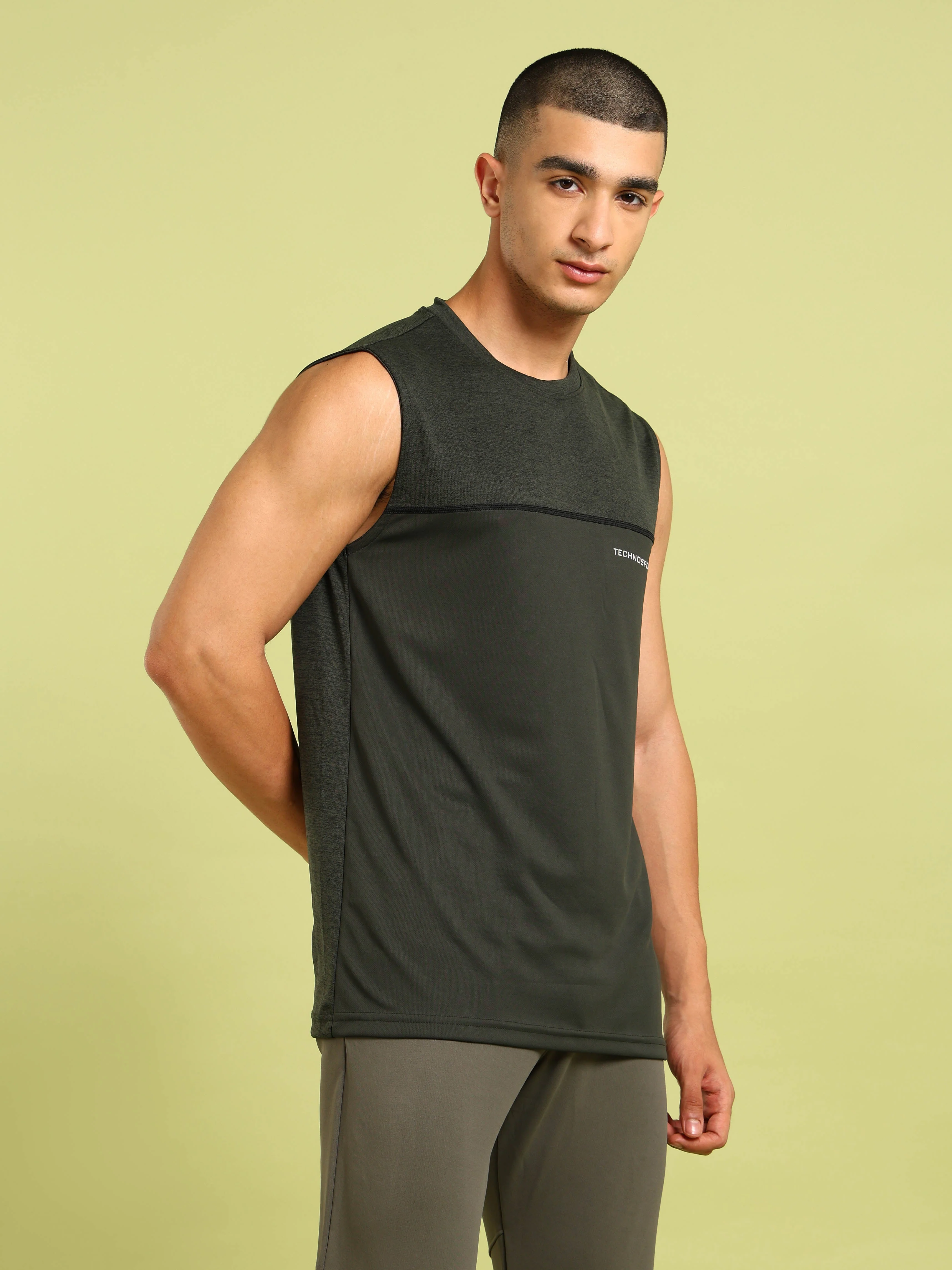 Men Colorblock Slim Fit Crew Neck Innerwear Vest with TECHNO COOL+ - Image 4