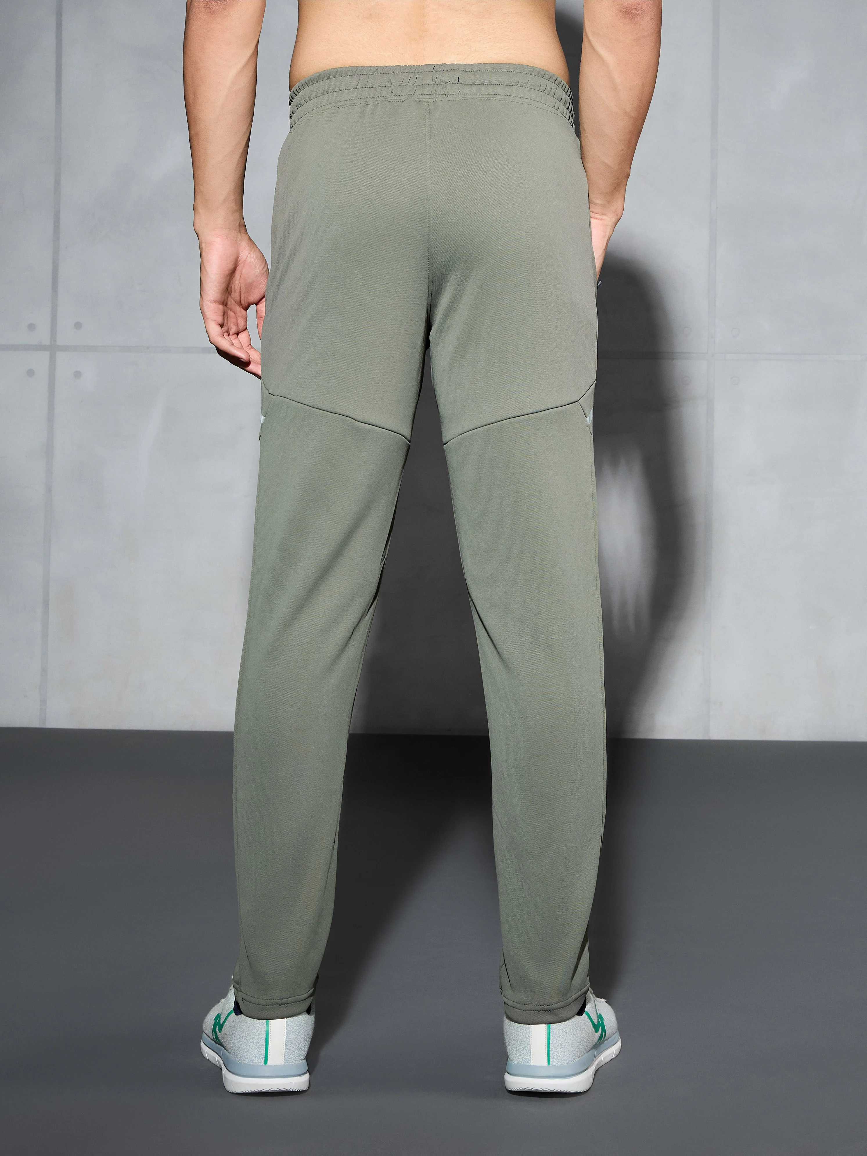 Men Colorblock Relax Fit Trackpants with ELASTO PLUS - Image 3