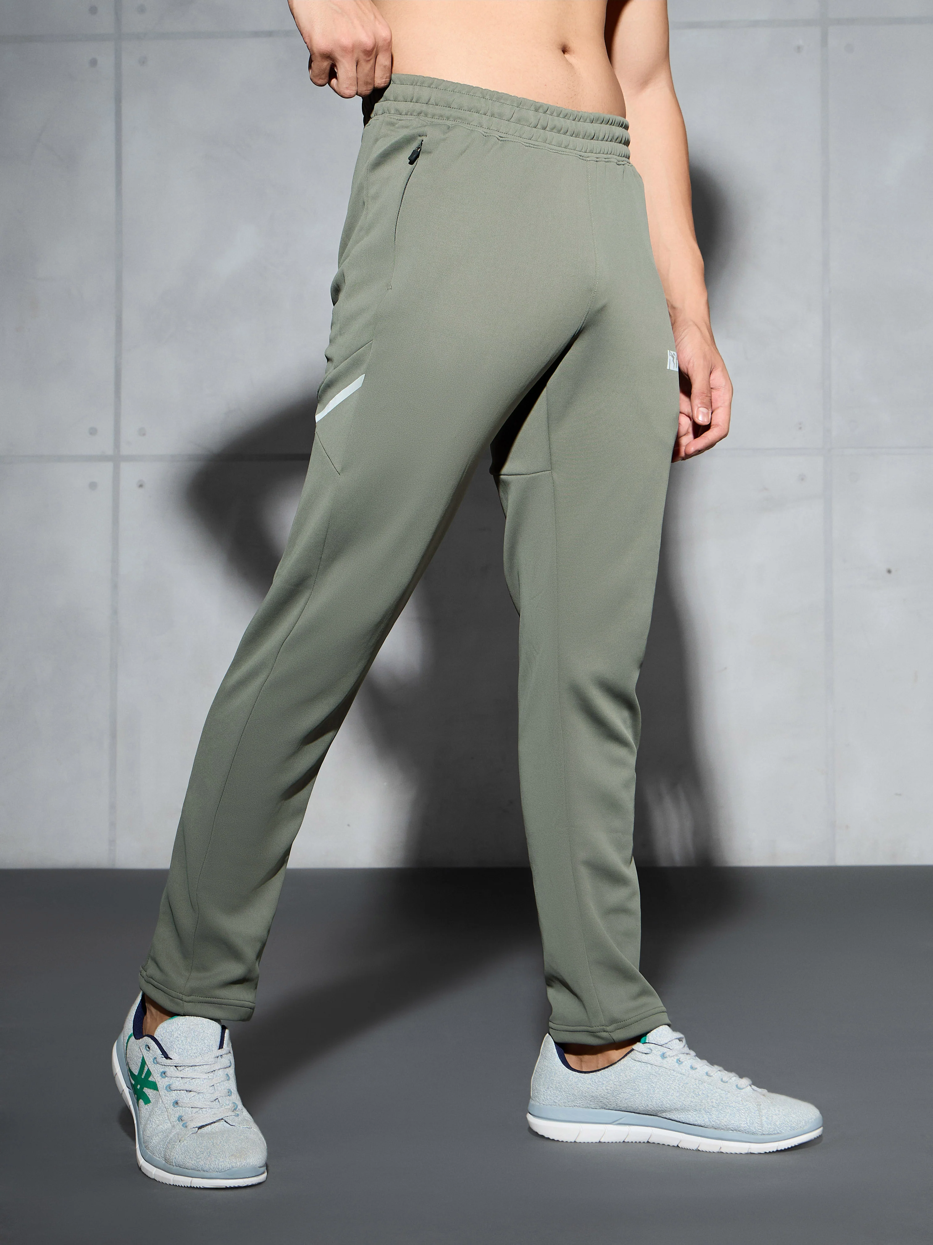 Men Colorblock Relax Fit Trackpants with ELASTO PLUS - Image 4