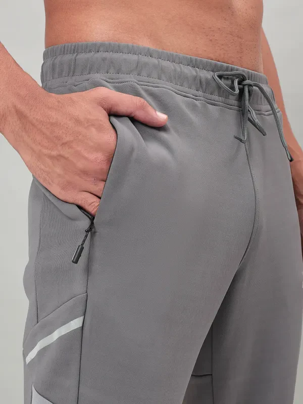 Men Colorblock Relax Fit Trackpants with ELASTO PLUS - Image 6